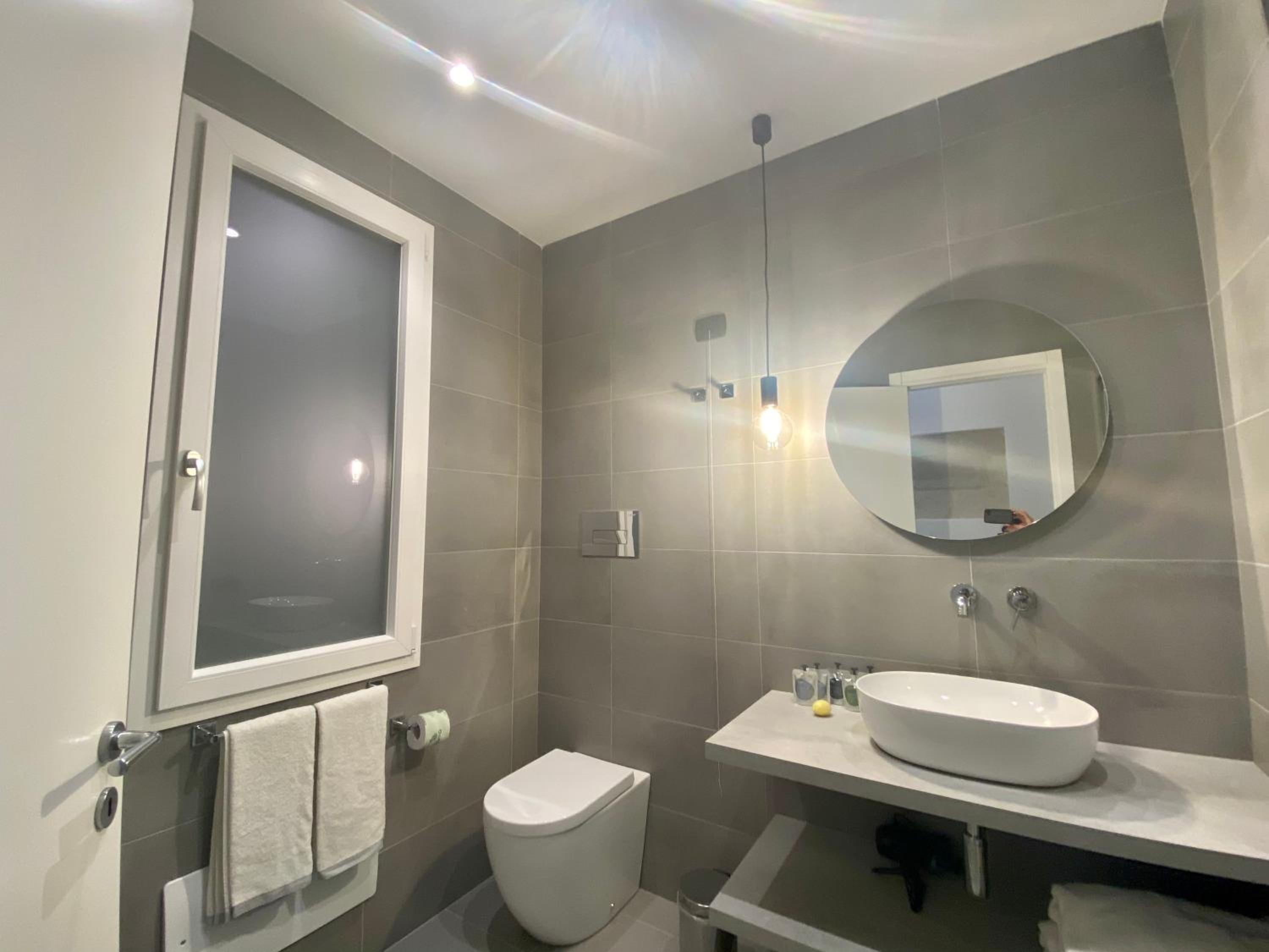 Superior Suite - Photo 11