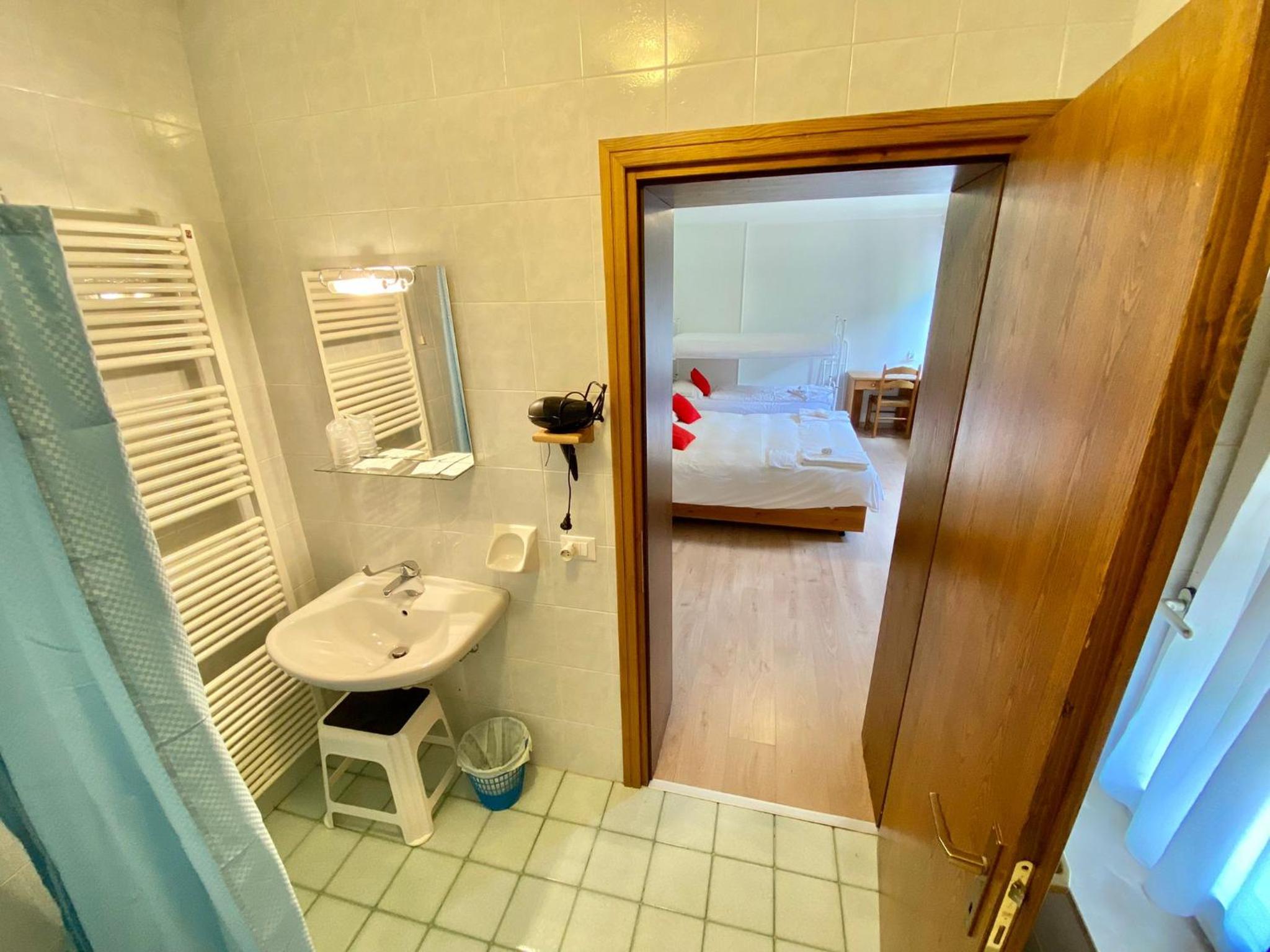 Quadruple Room - Photo 8