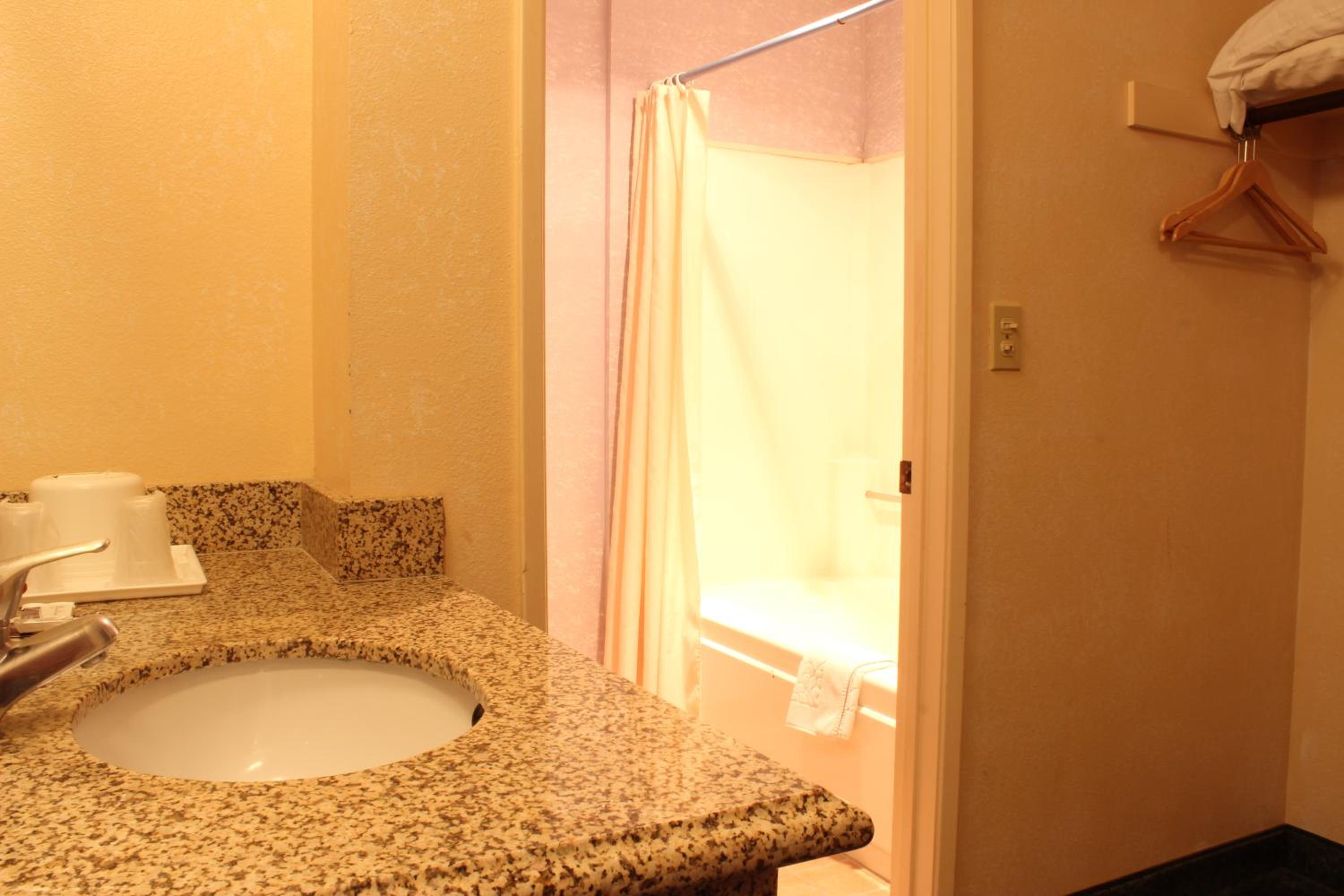 Queen Room - Photo 4