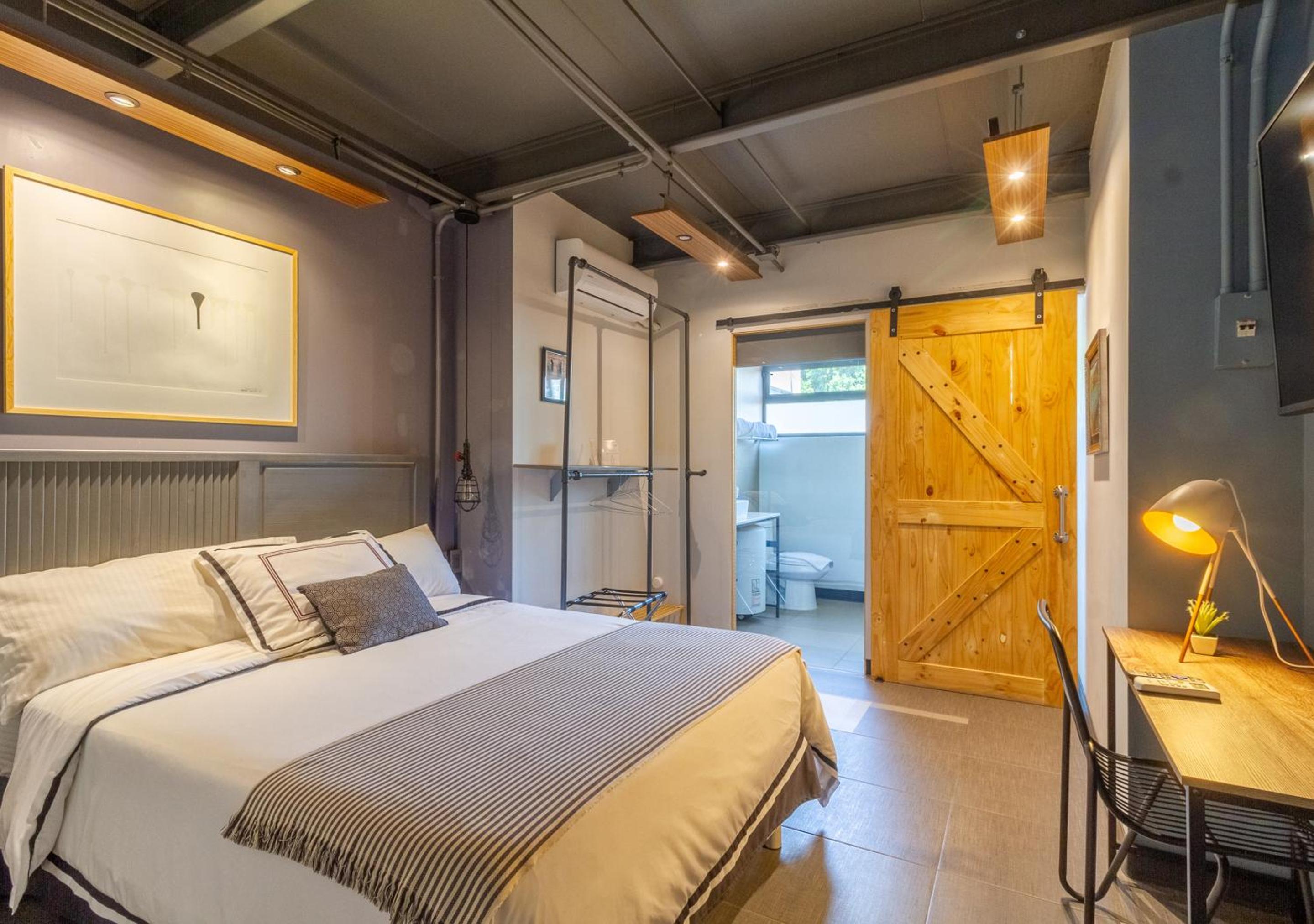 Standard Queen Room - Photo 15