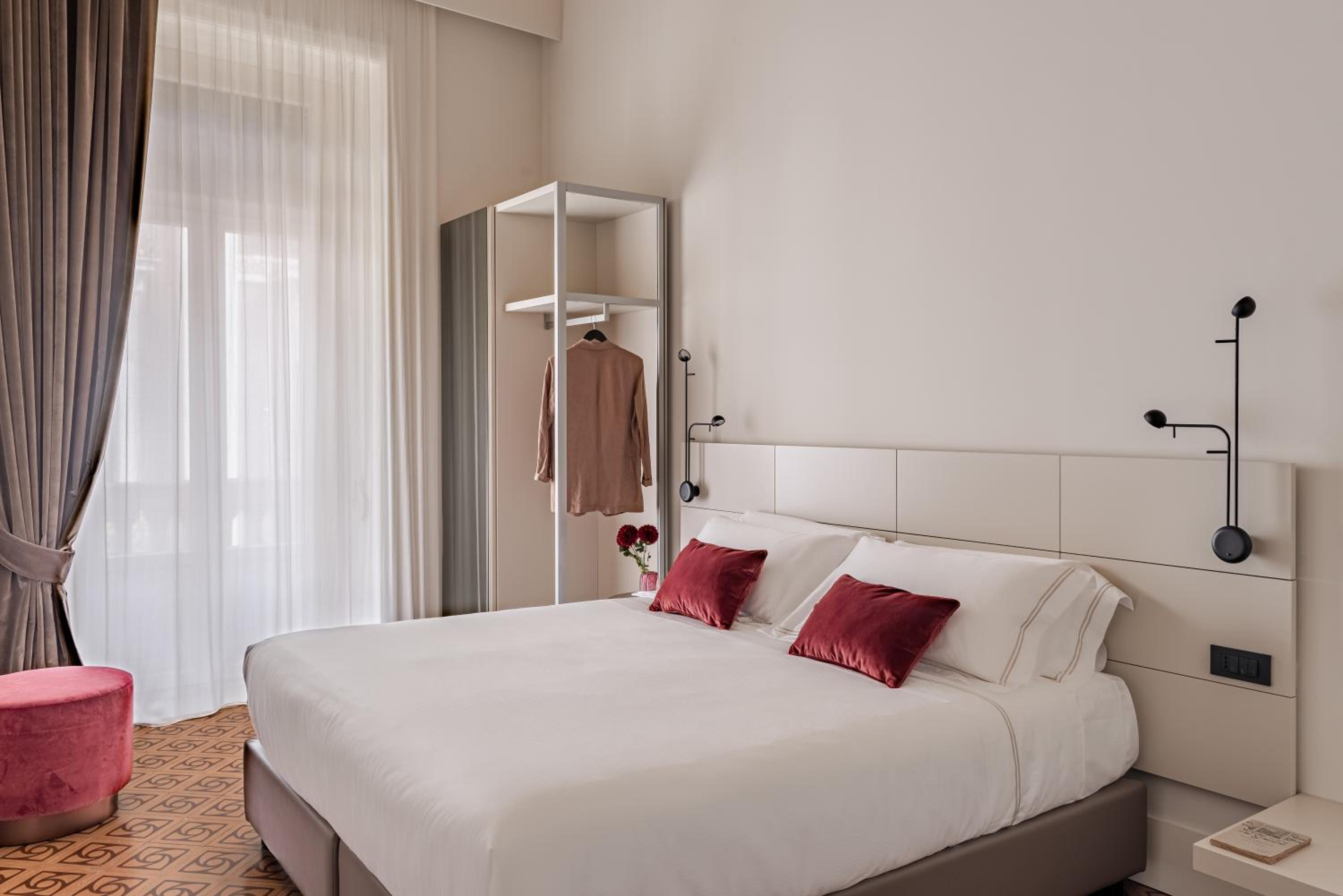 Double or Twin Room with Balcony - Photo 9