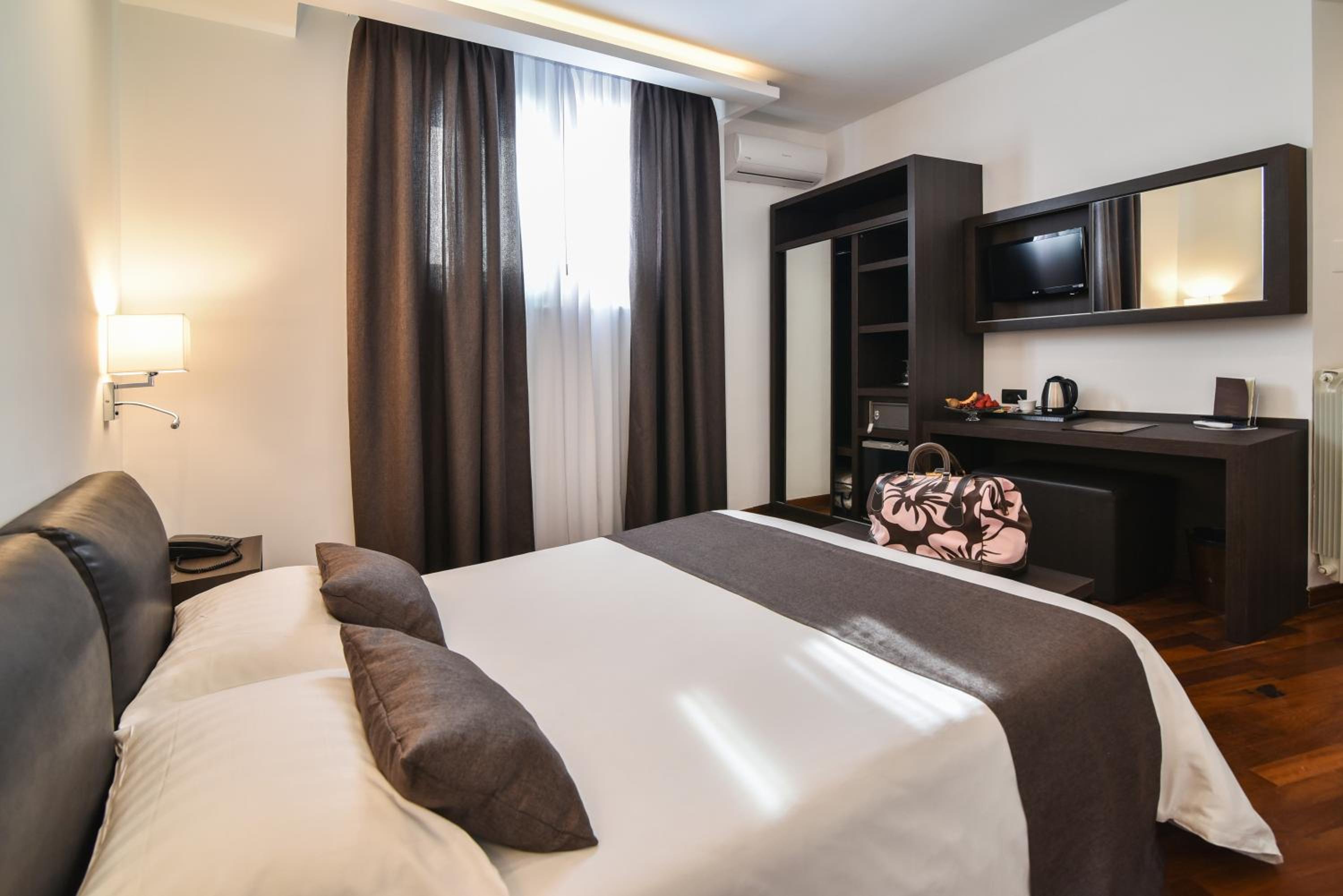 Double or Twin Room - Photo 7