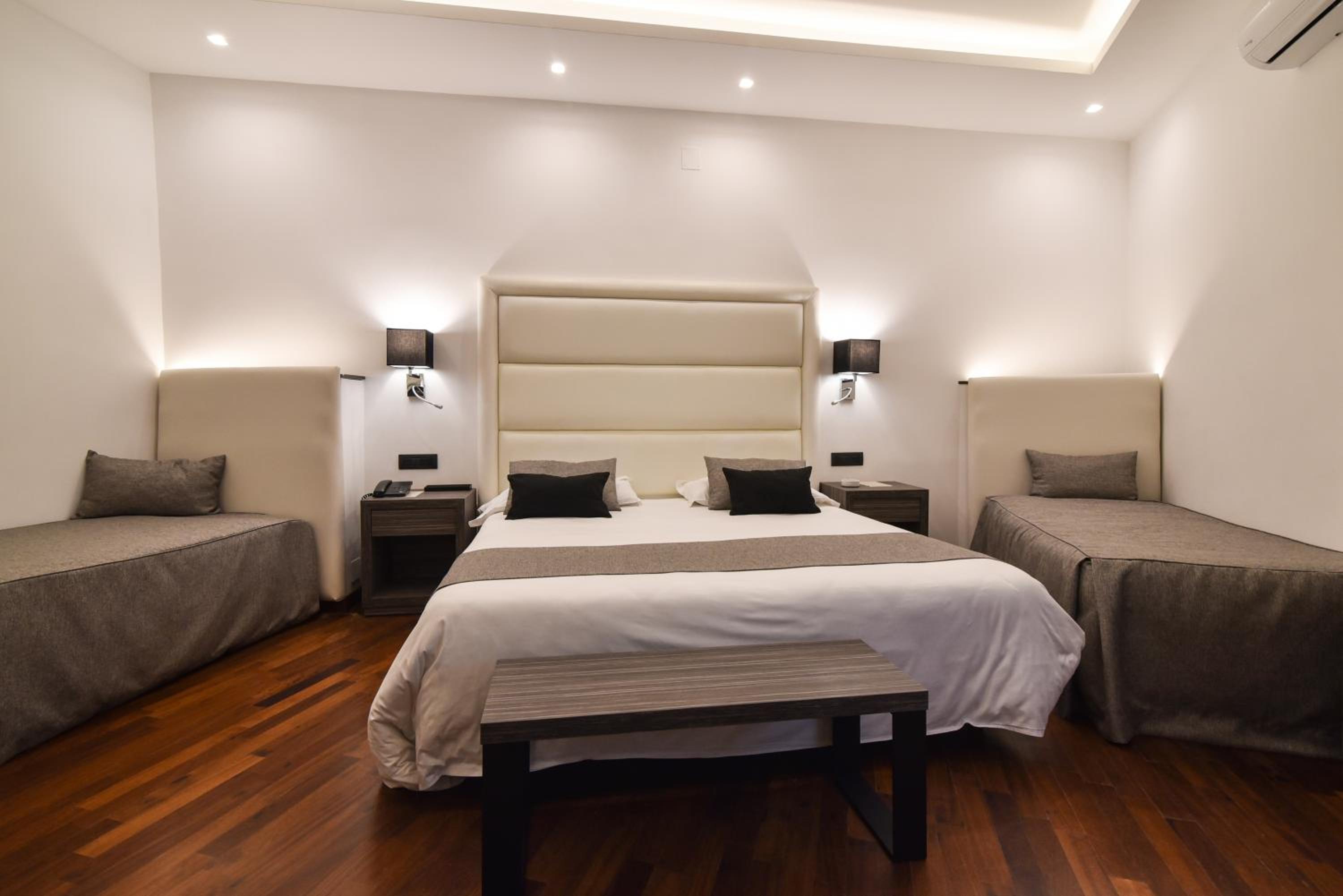 Quadruple Room - Photo 12