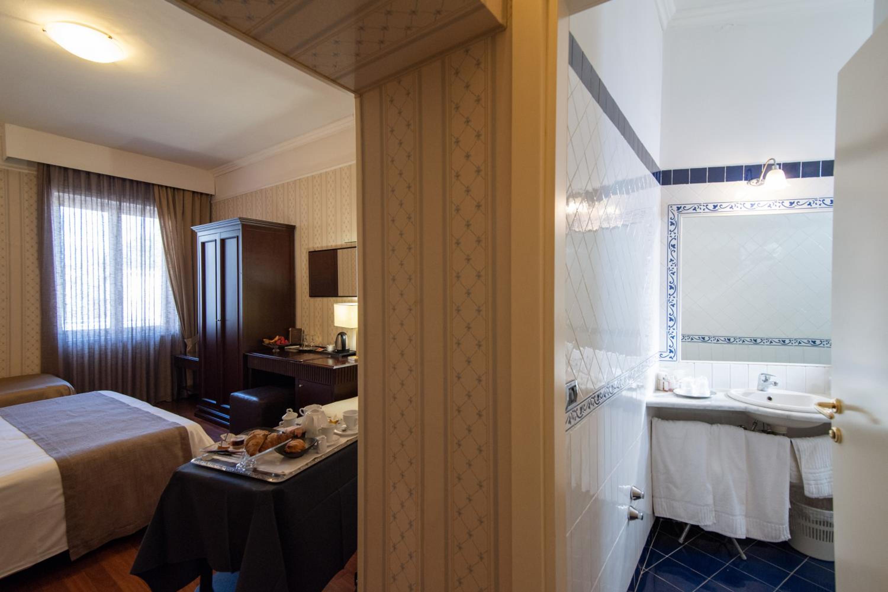 Quadruple Room - Photo 16