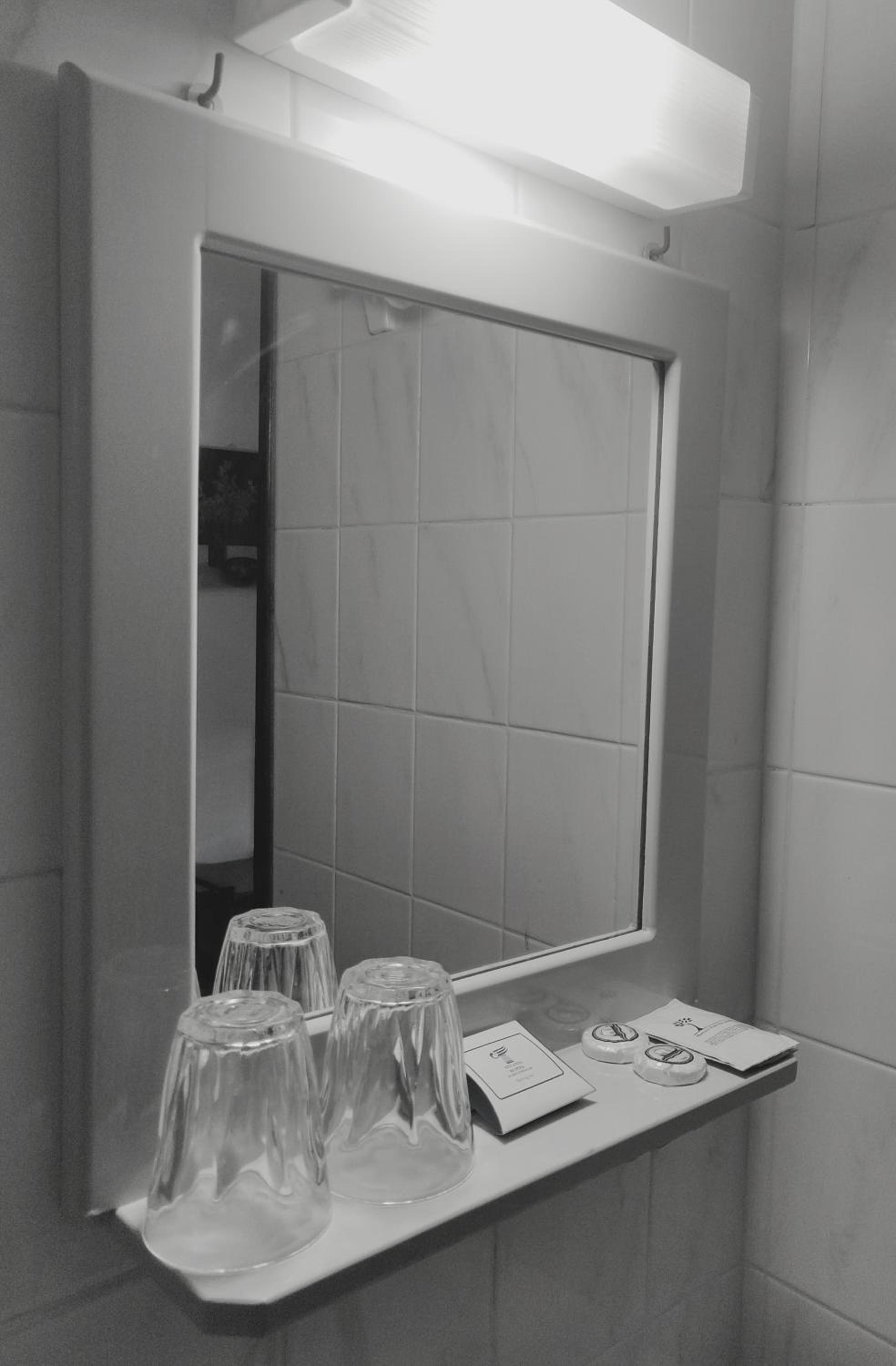 Twin Room with Balcony - Photo 6