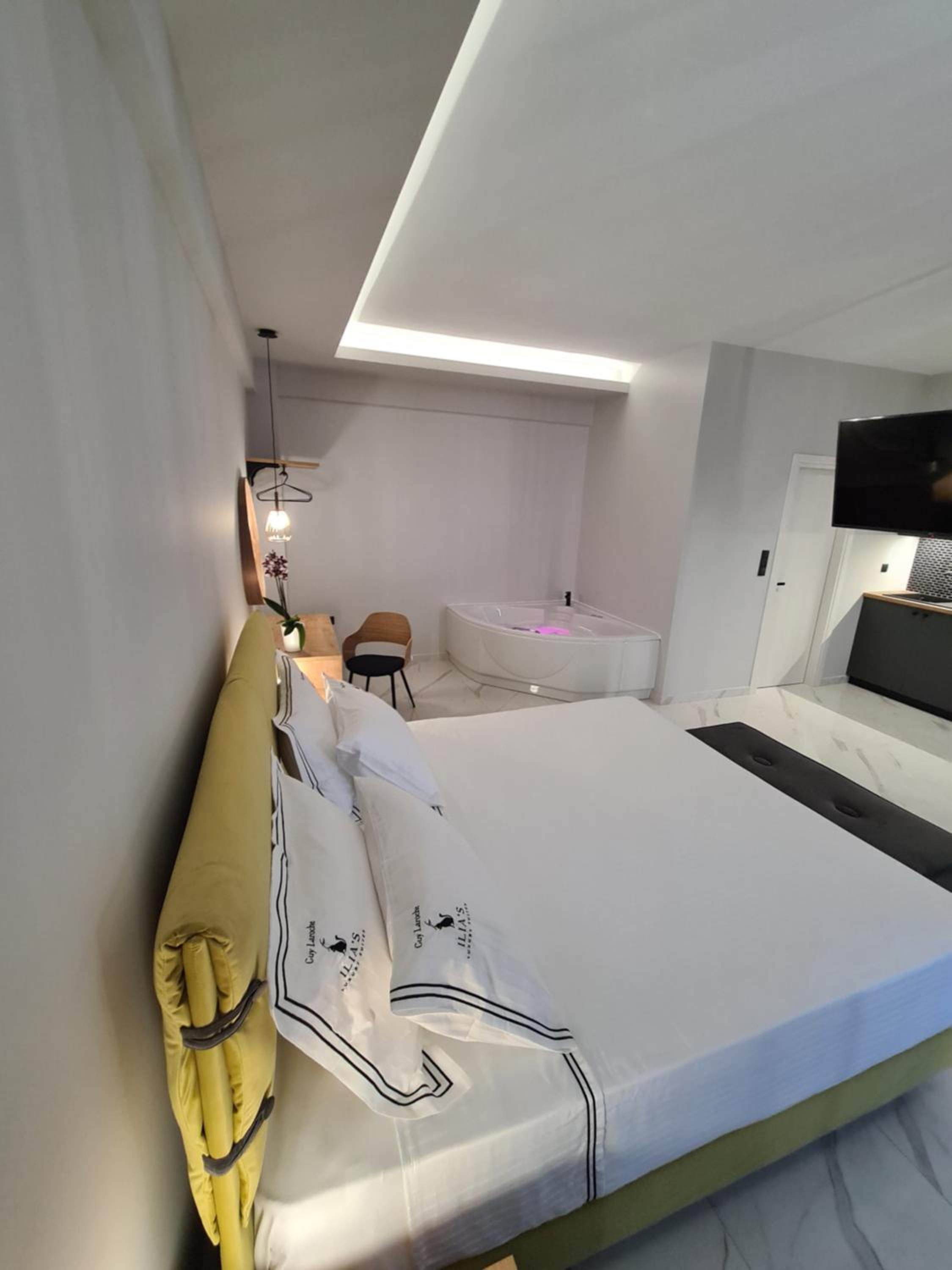 Suite with Spa Bath photo 1
