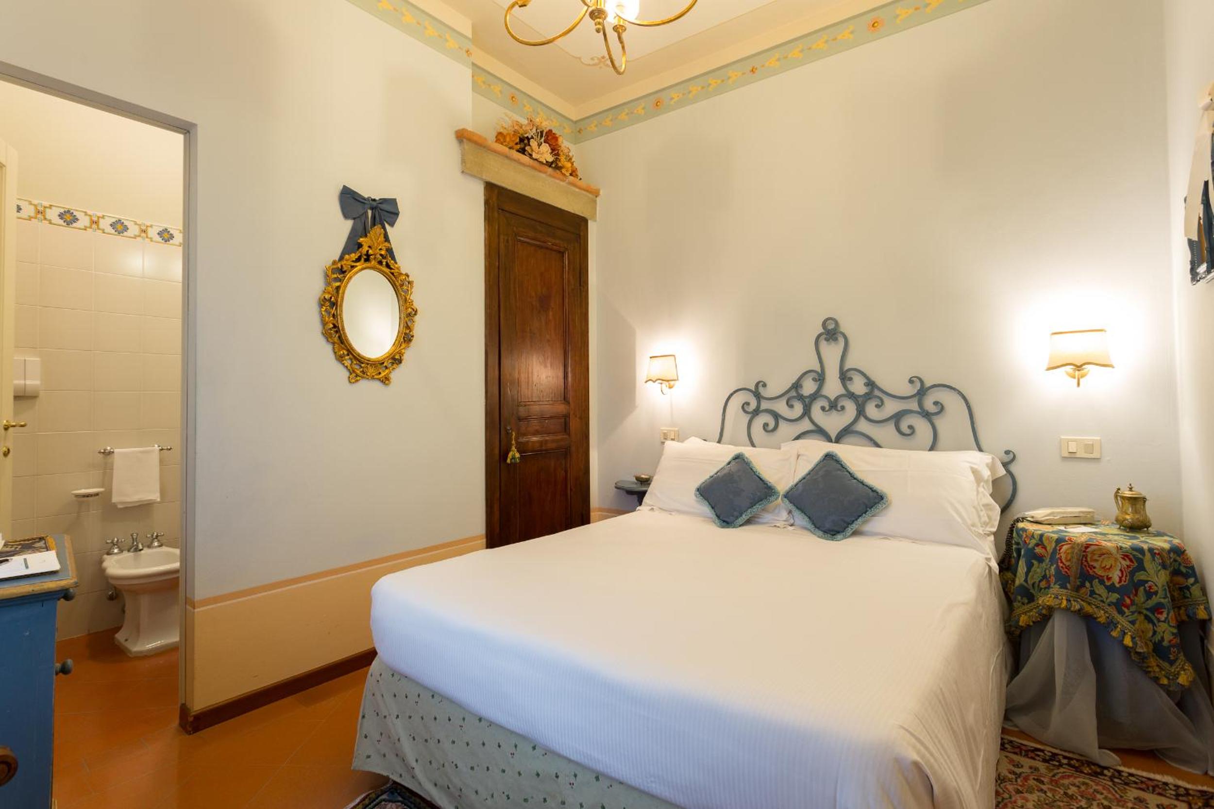 Small Queen Room - Photo 2