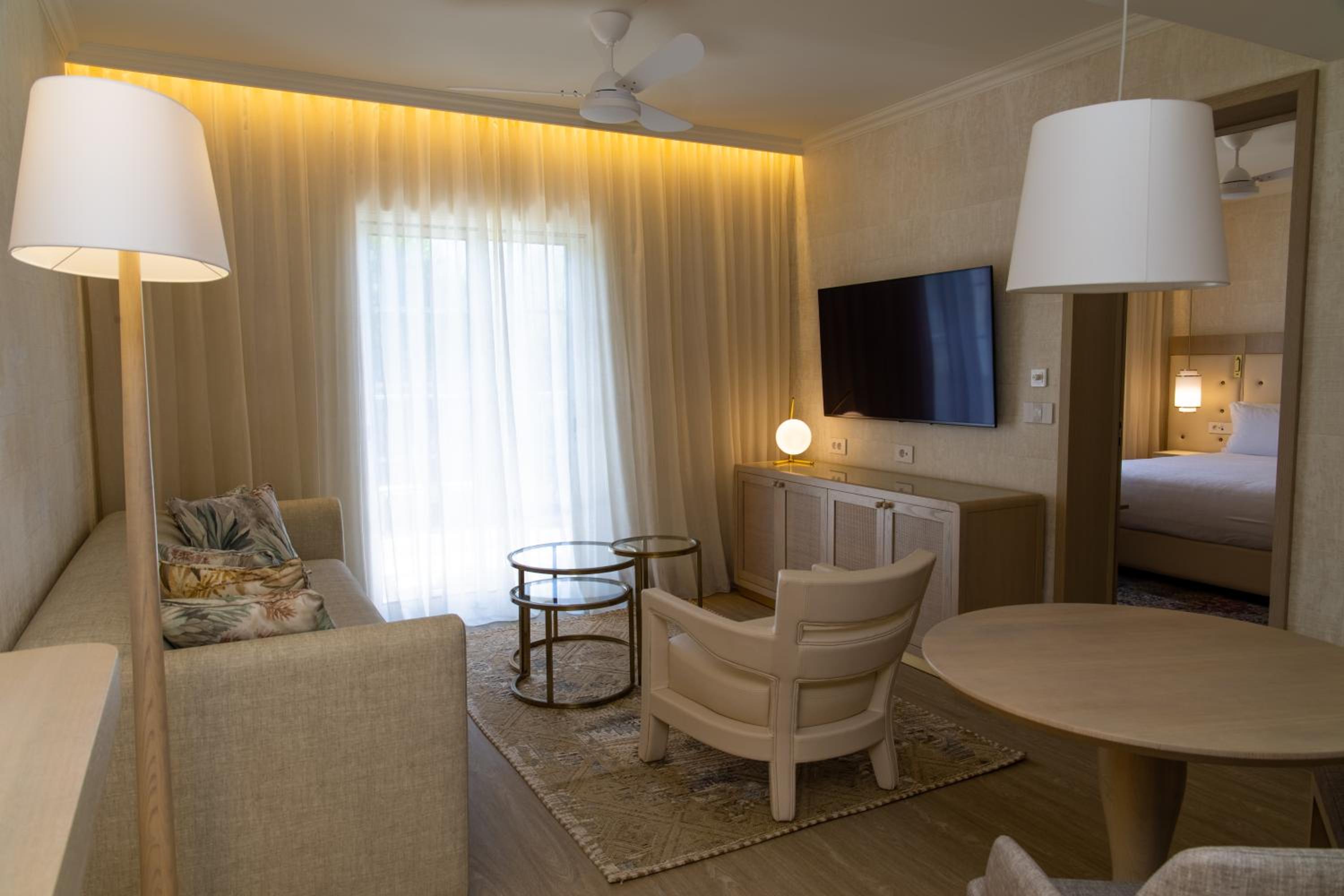 Premium Suite with Sea View (2 Adults + 1 Child up to 10 years old) - Photo 3