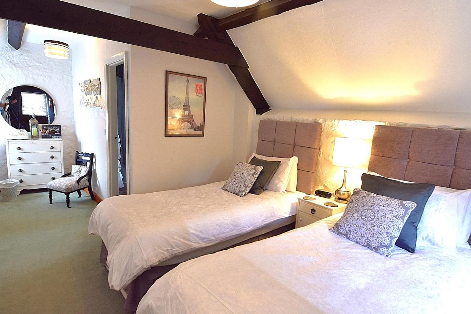 Twin Room with Private Bathroom - Photo 3