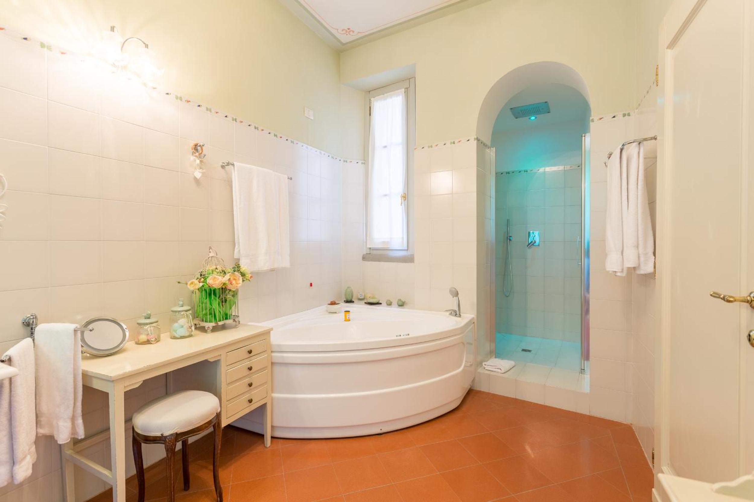 King Suite with Panoramic View - Photo 13