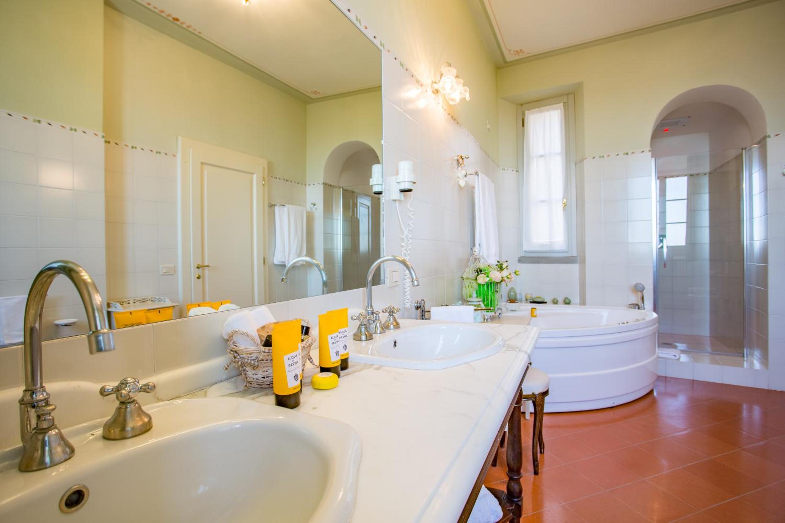 King Suite with Panoramic View - Photo 12