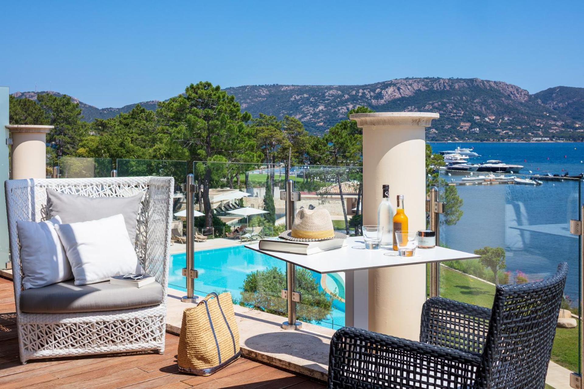 Deluxe Suite with Sea View photo 2