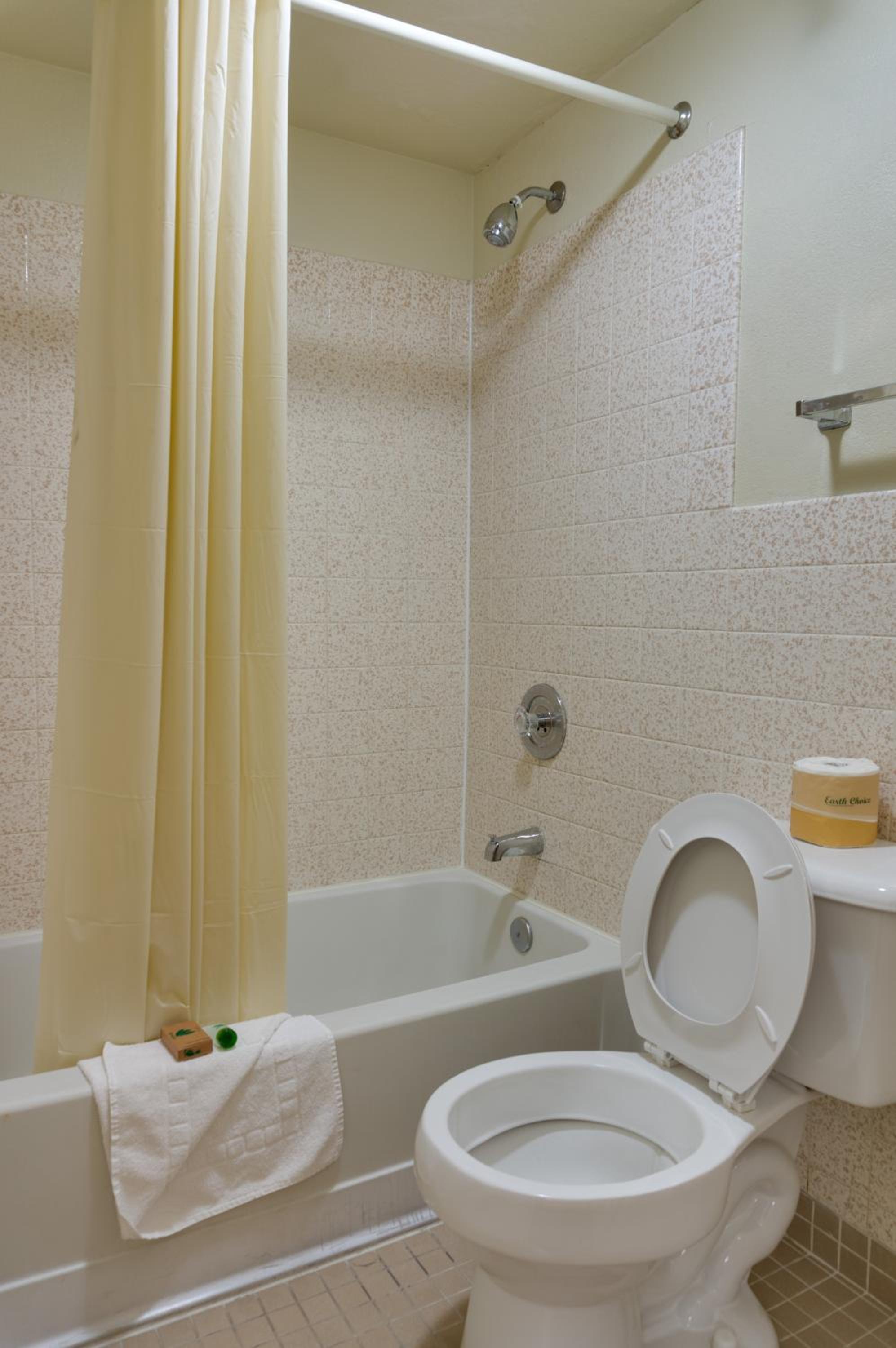 Queen Room - Non-Smoking - Photo 3
