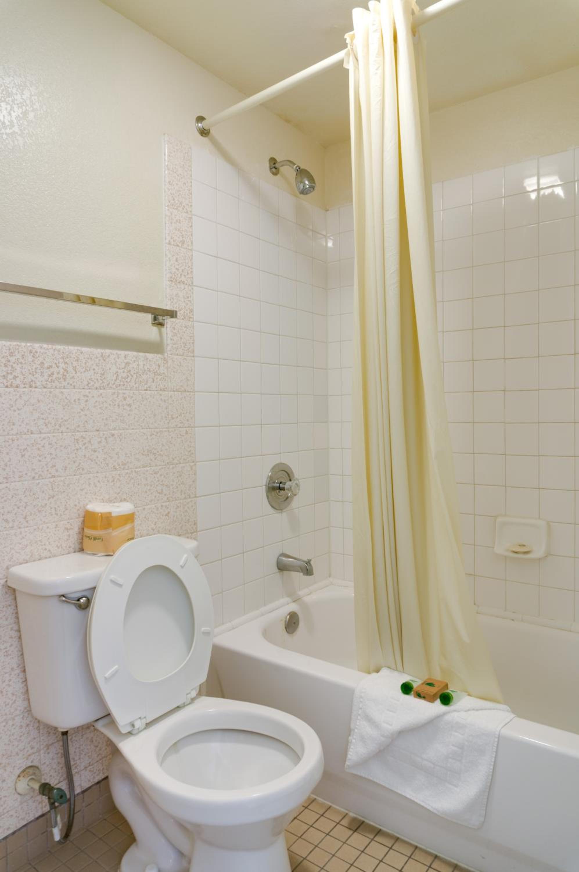 Double Queen Room - Non-Smoking - Photo 2