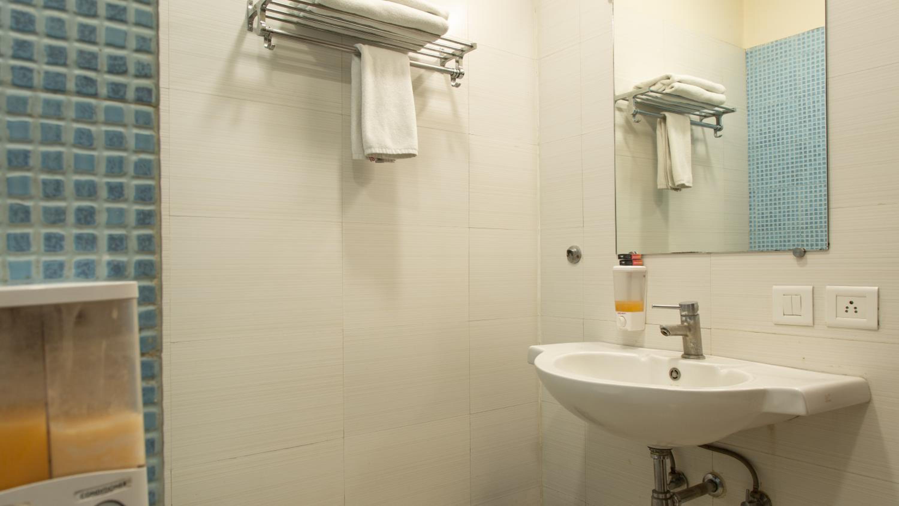 Queen Room - Photo 5