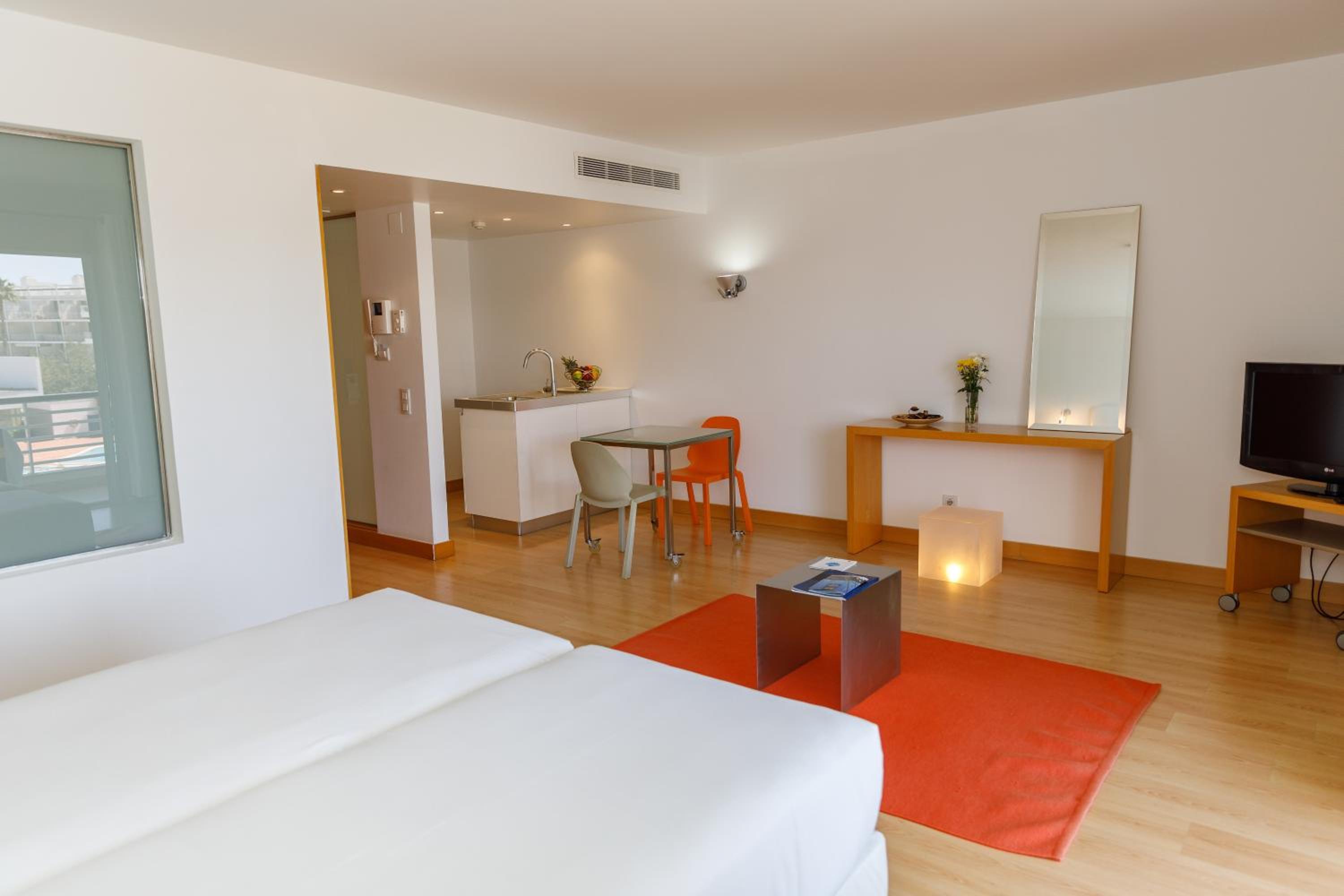 Superior Studio with Pool or Marina View - Photo 1