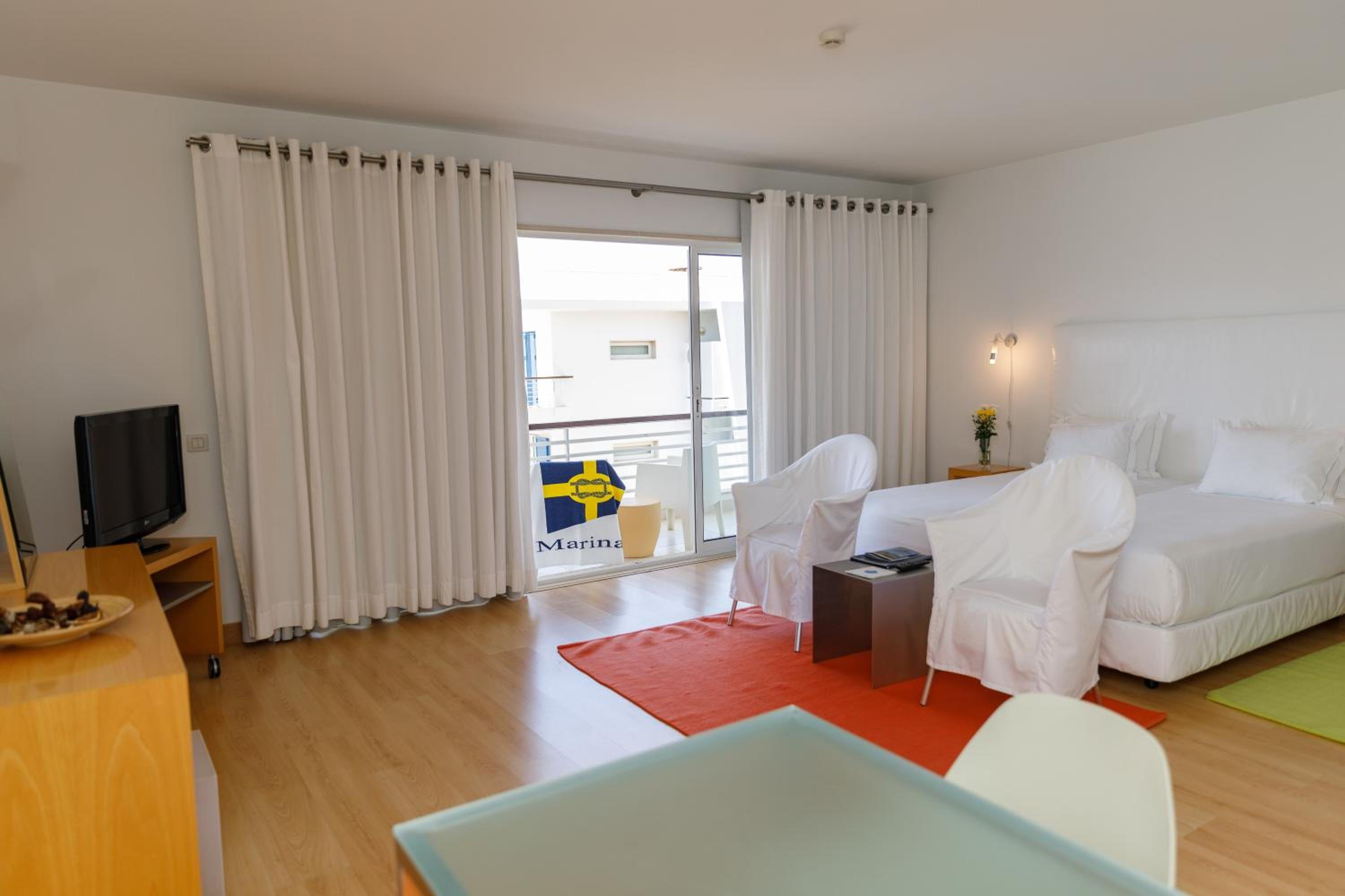 Superior Studio with Pool or Marina View - Photo 3