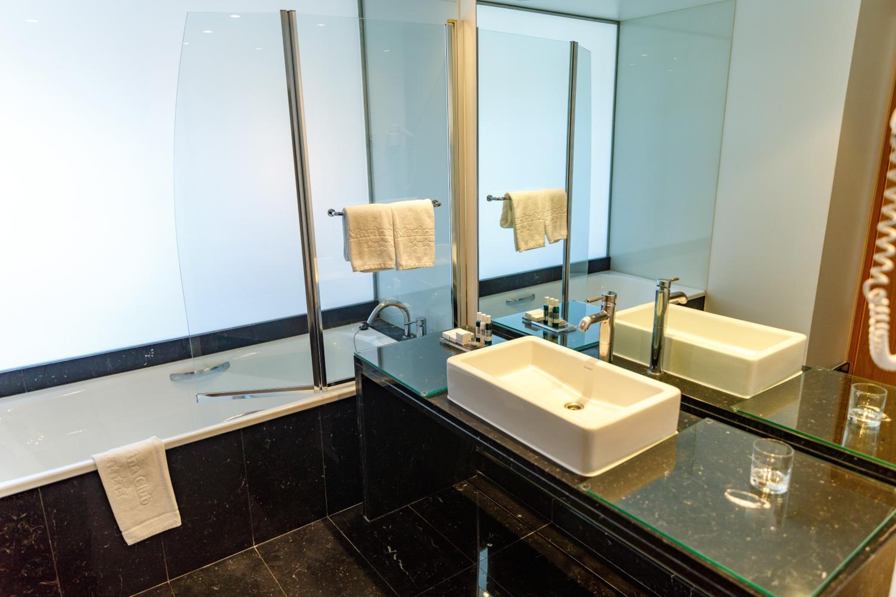Superior Studio with Pool or Marina View - Photo 9