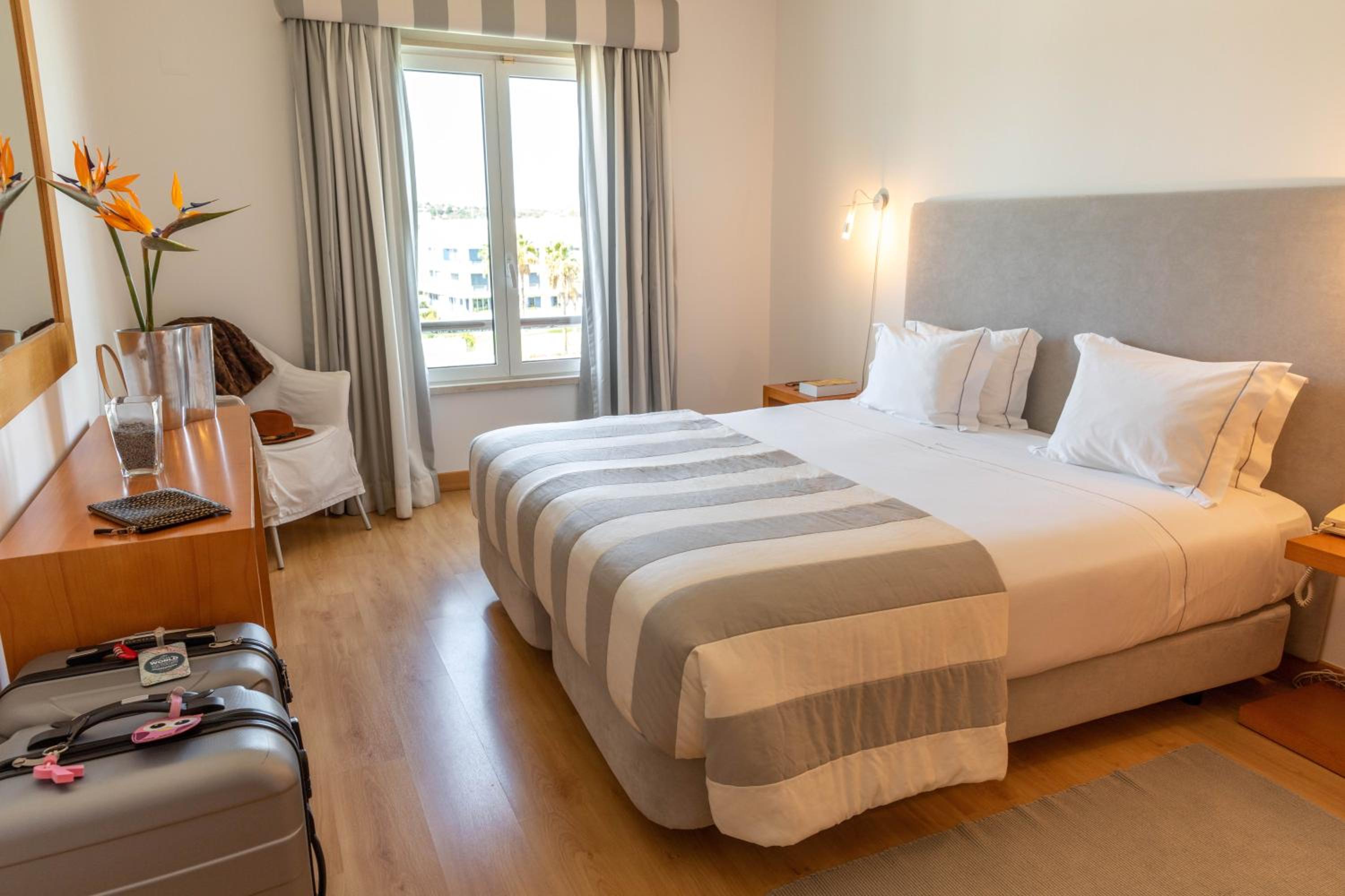 One-Bedroom Suite with Marina or Pool View (1-4 Adults) - Photo 2
