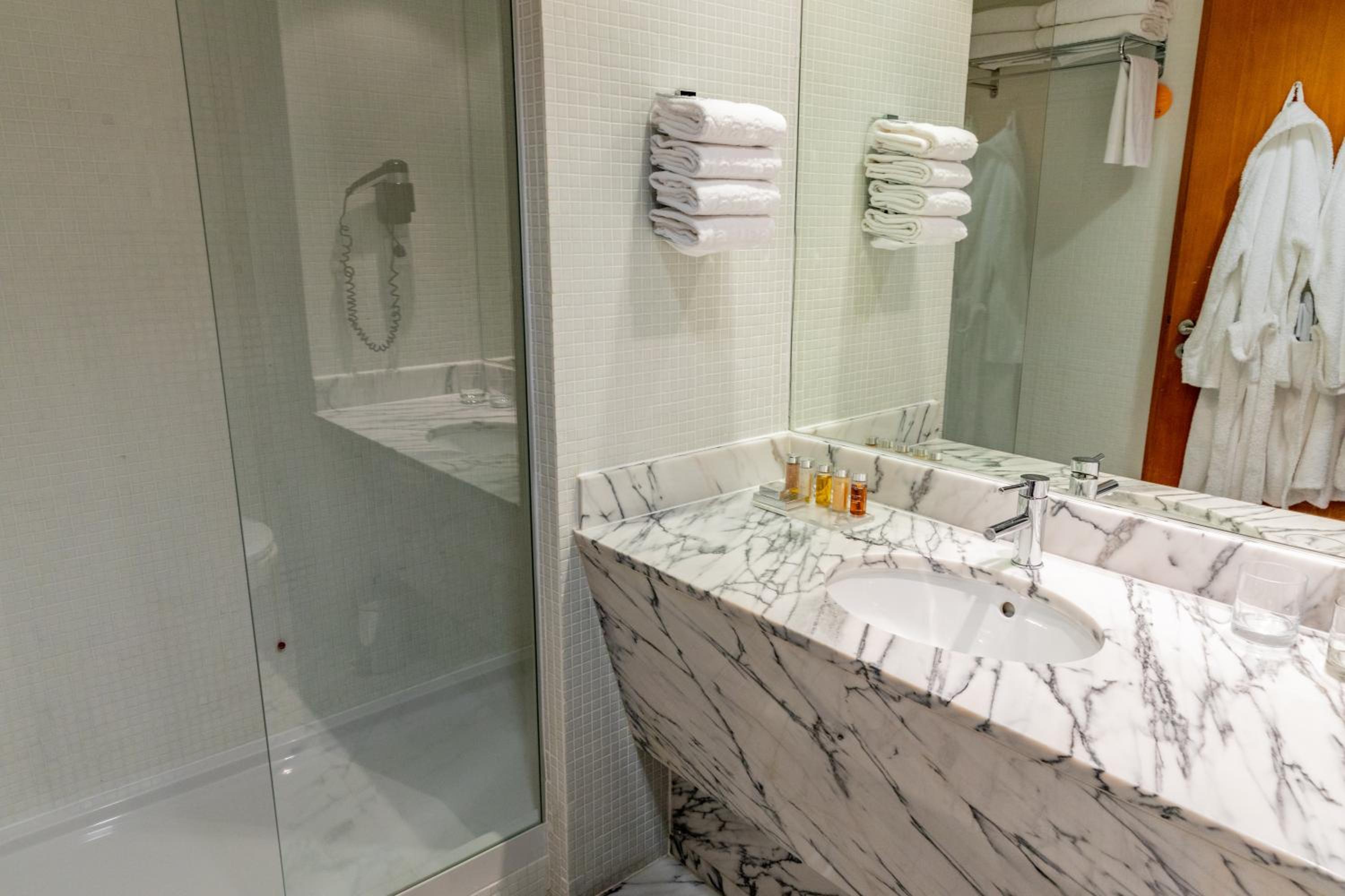 One-Bedroom Suite with Marina or Pool View (1-4 Adults) - Photo 5