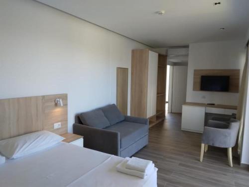 Superior Triple Room with Balcony photo 2