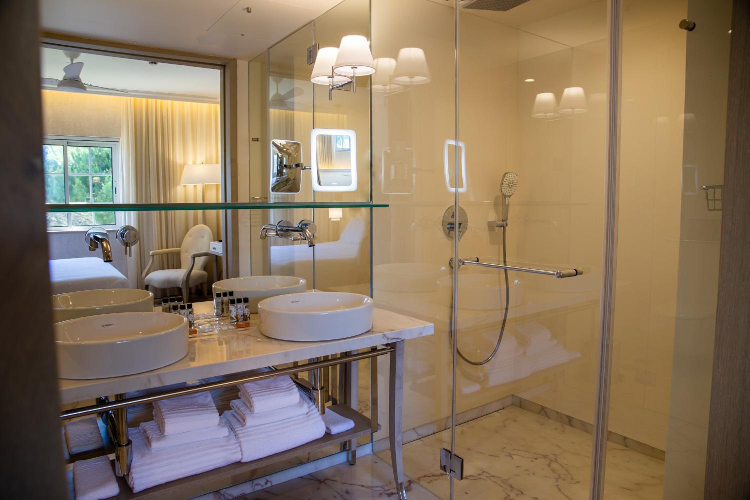 Premium Suite with Garden View (2 Adults + 1 Child up to 10 years old) - Photo 3