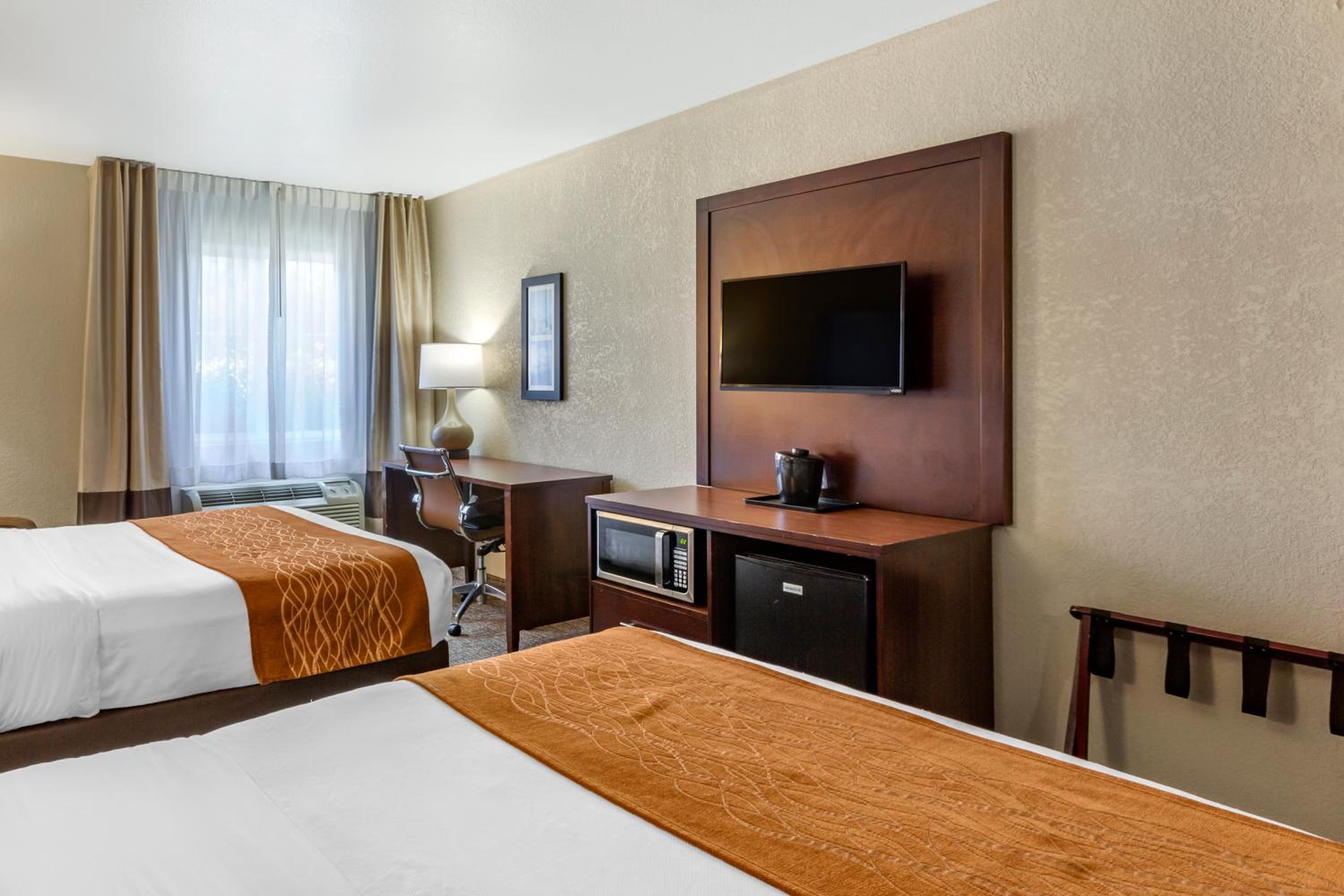 Queen Room with Two Queen Beds - Non-Smoking - Photo 1