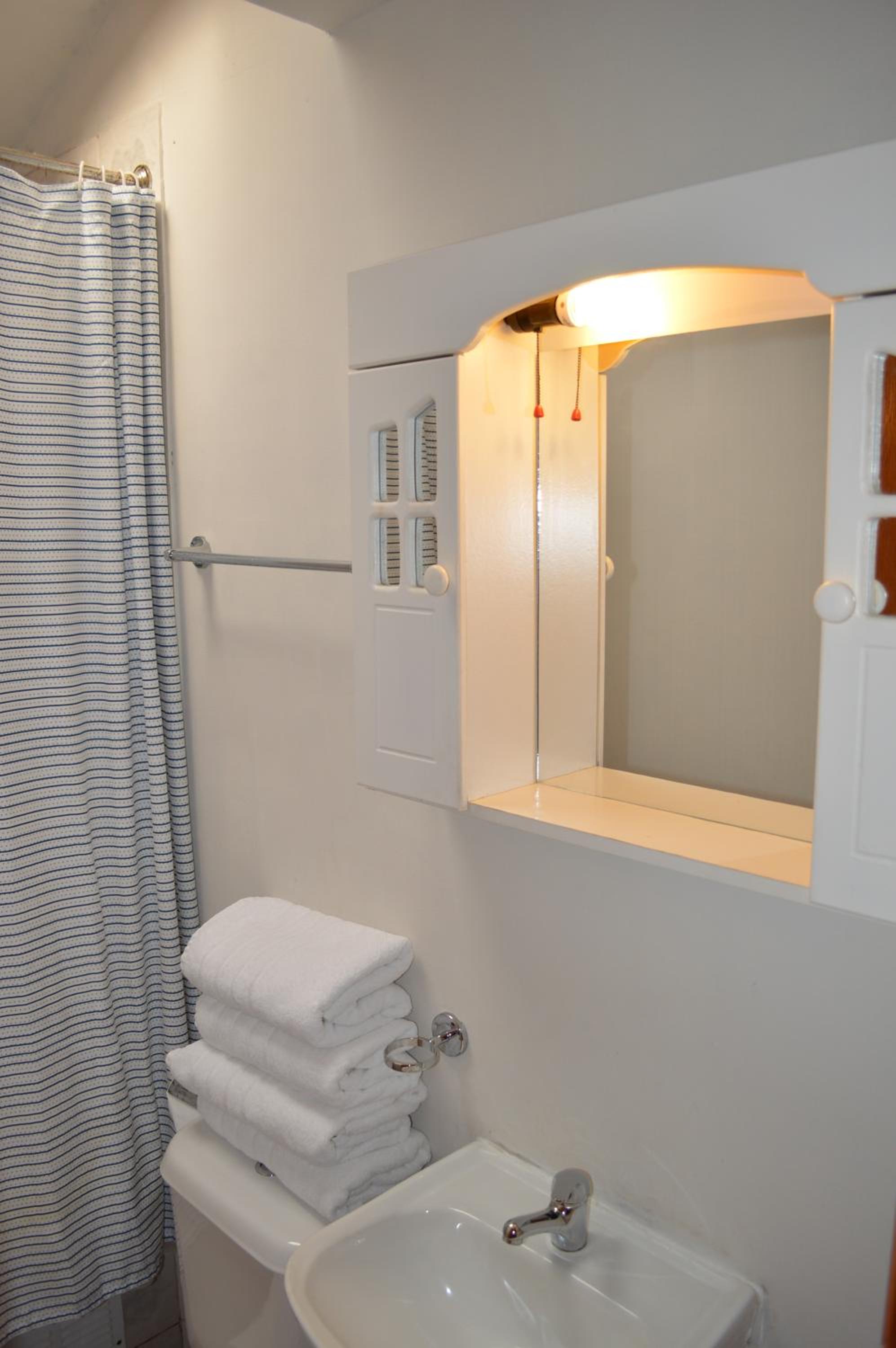 Two-bedroom house with Disability Access Bathroom (5 adults) photo 2