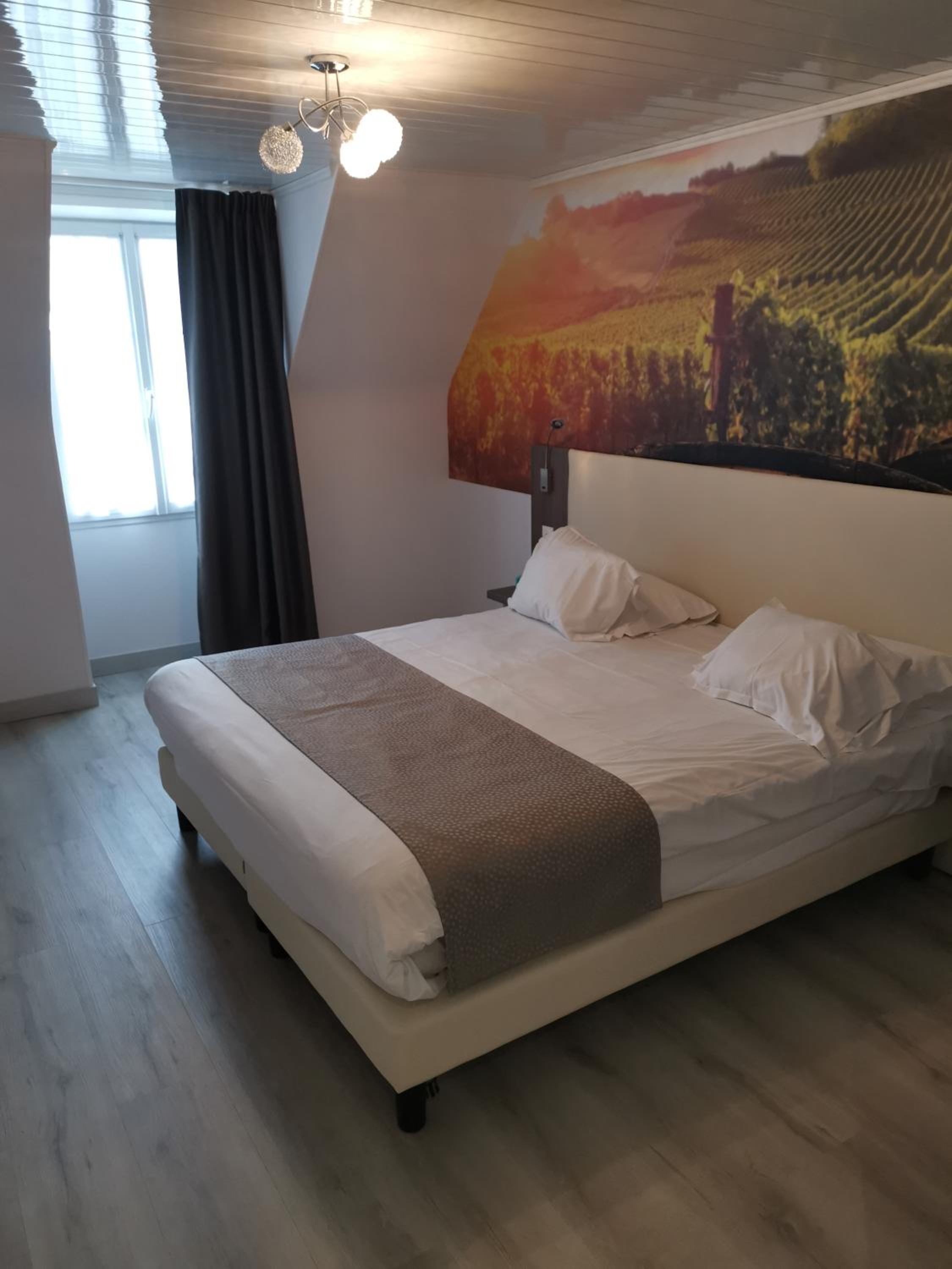 Family Suite with View - Photo 2