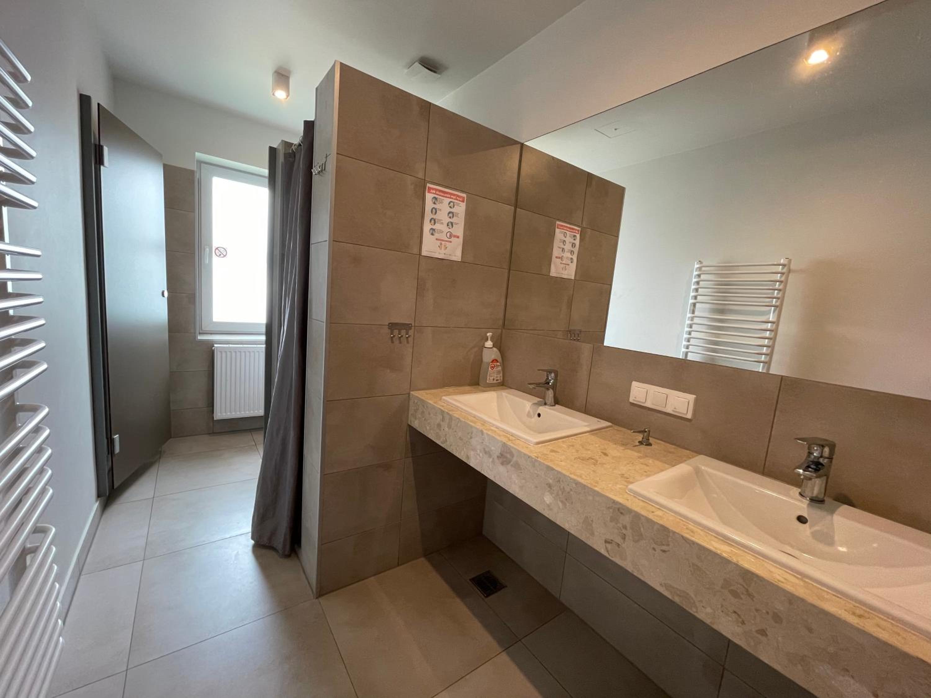 Quadruple Room with Balcony - Photo 3