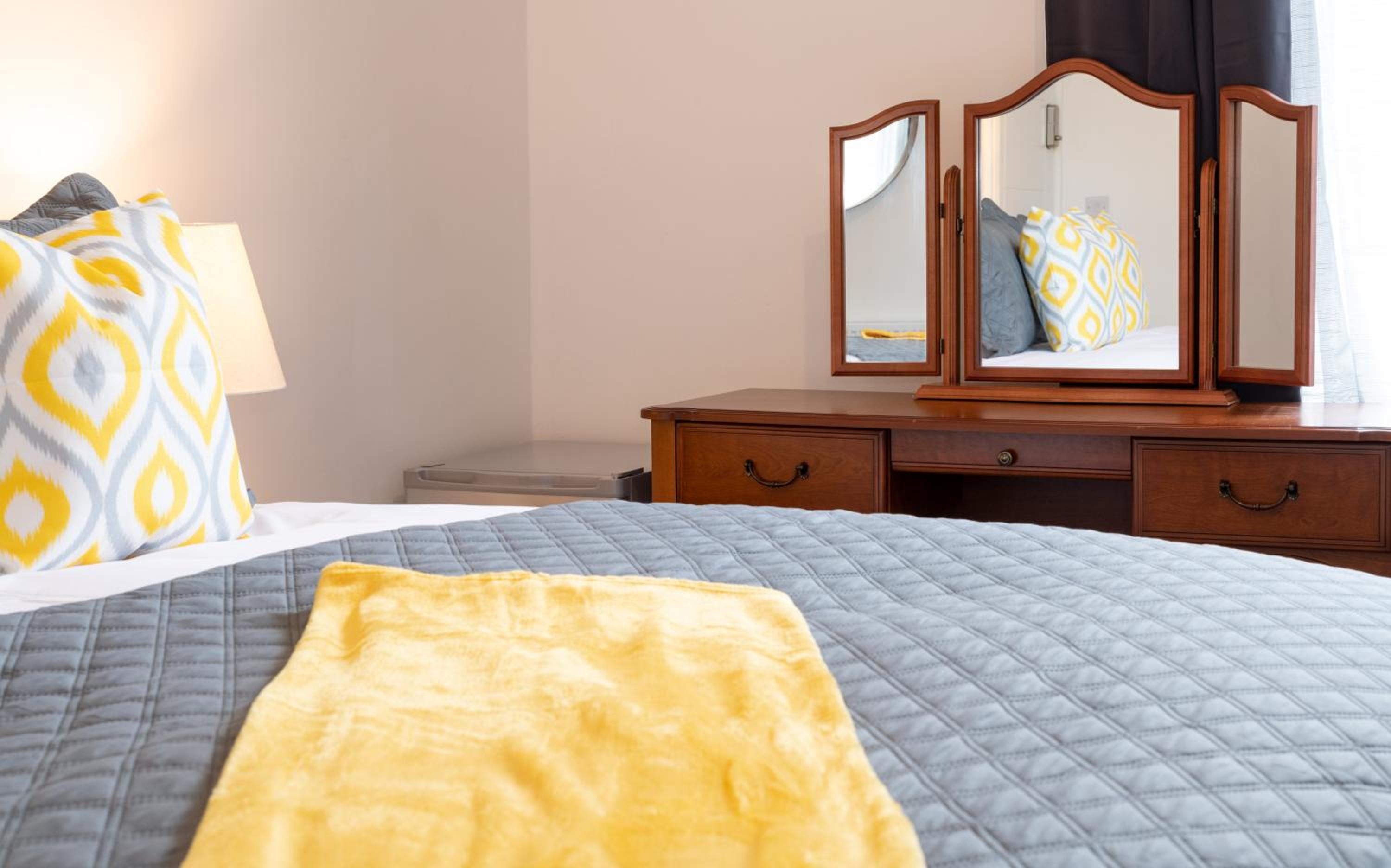 Standard King Room - Photo 9