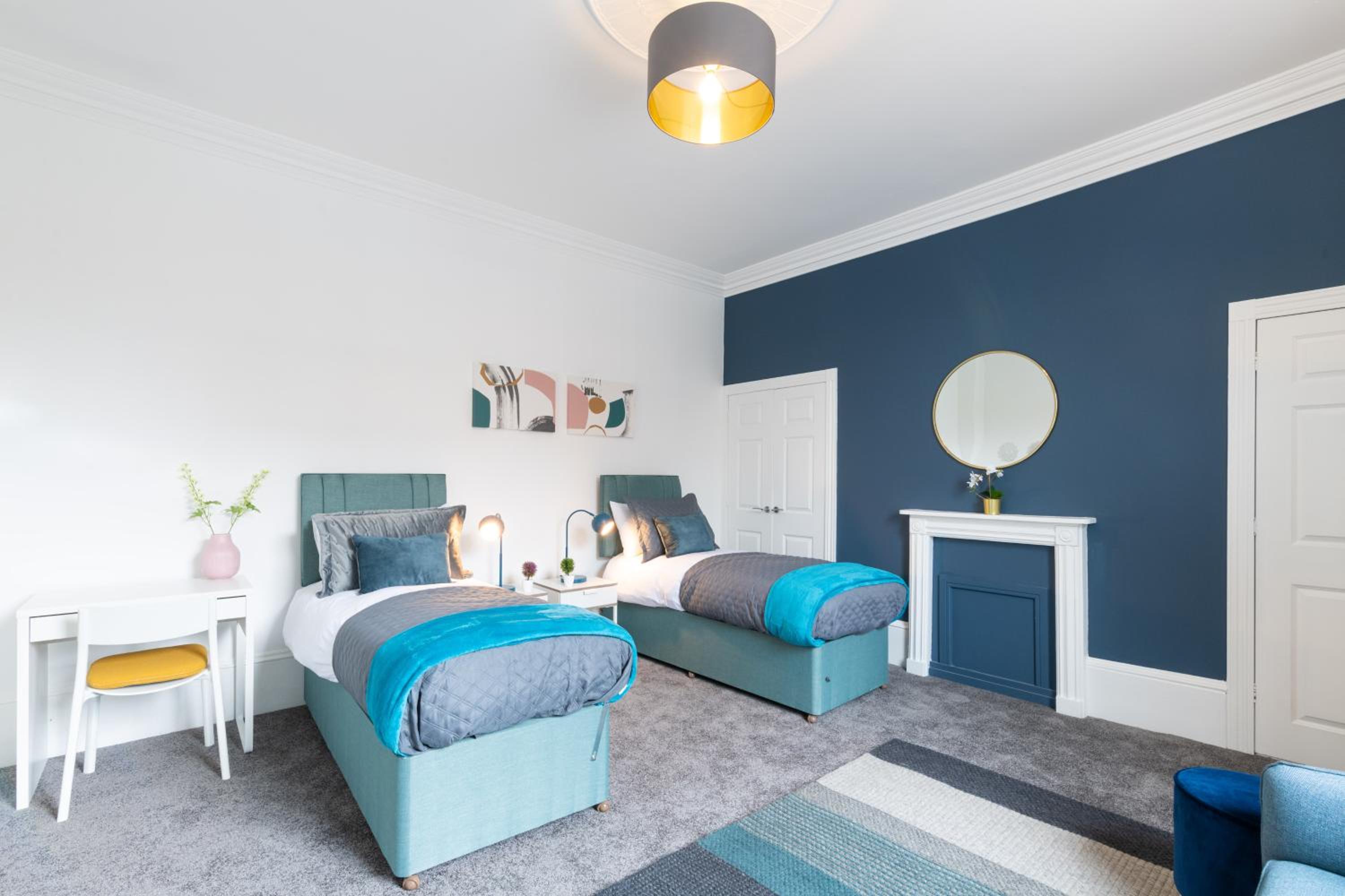 Standard King Room - Photo 13
