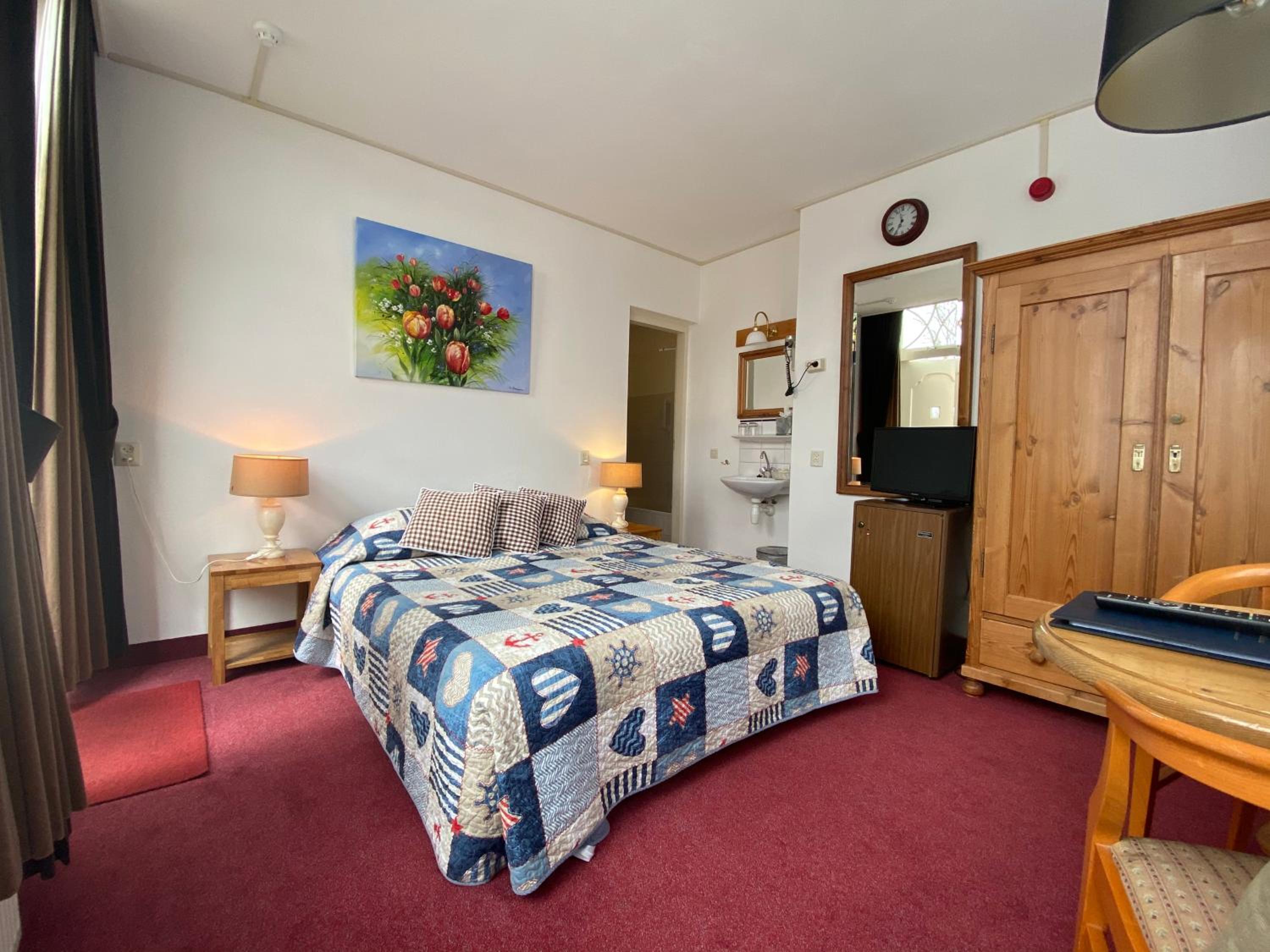 Double Room with Bath photo 3
