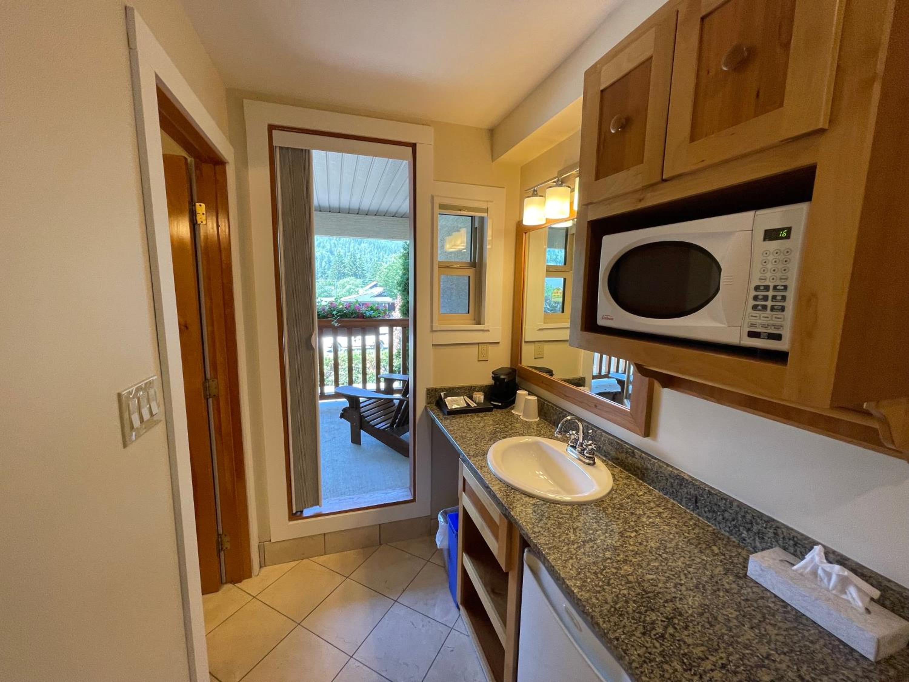 Queen Room with Balcony - Non Pet Friendly photo 3