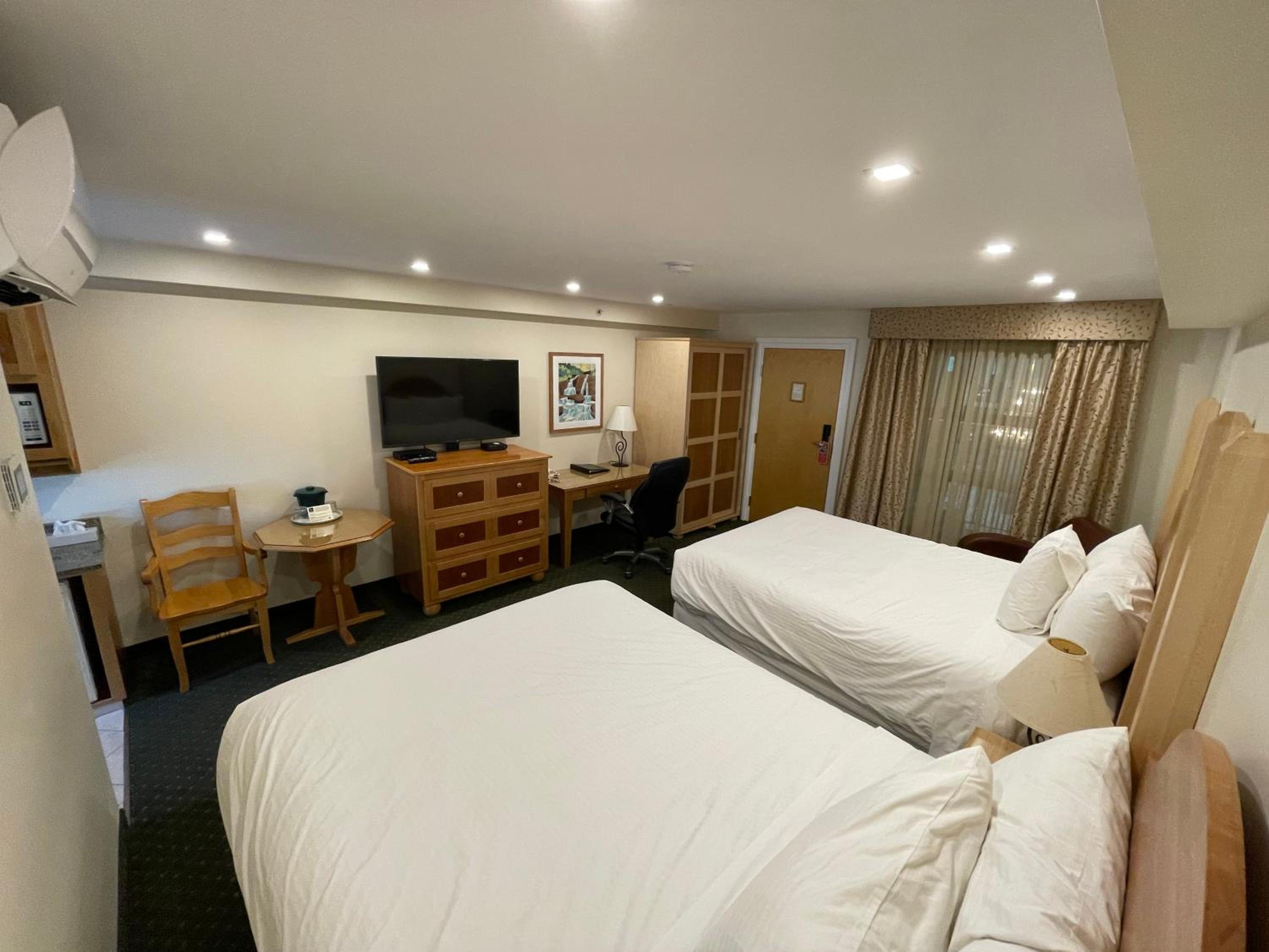 Queen Room with Balcony - Non Pet Friendly photo 1