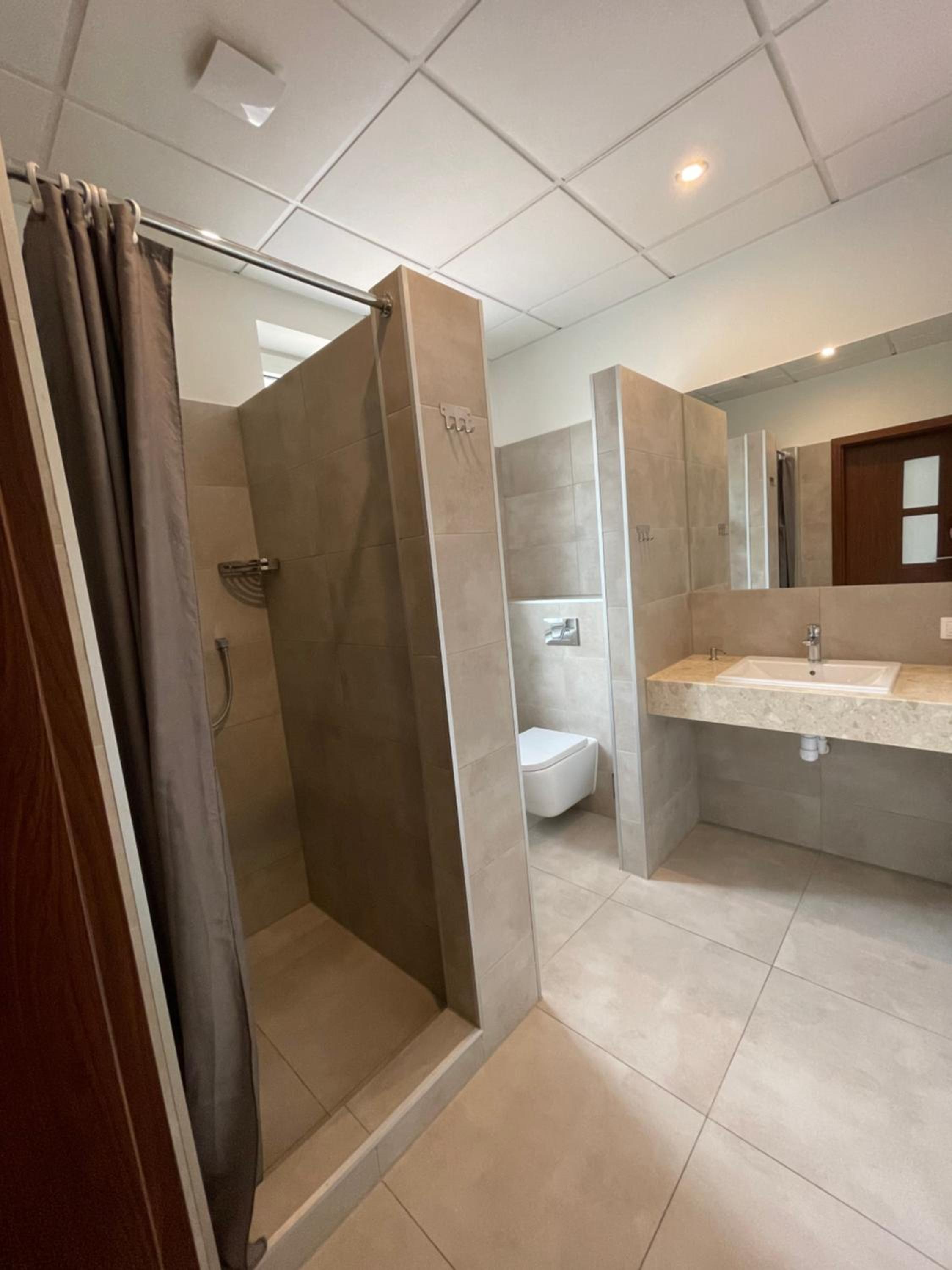 Family Room with Private Bathroom - Photo 4