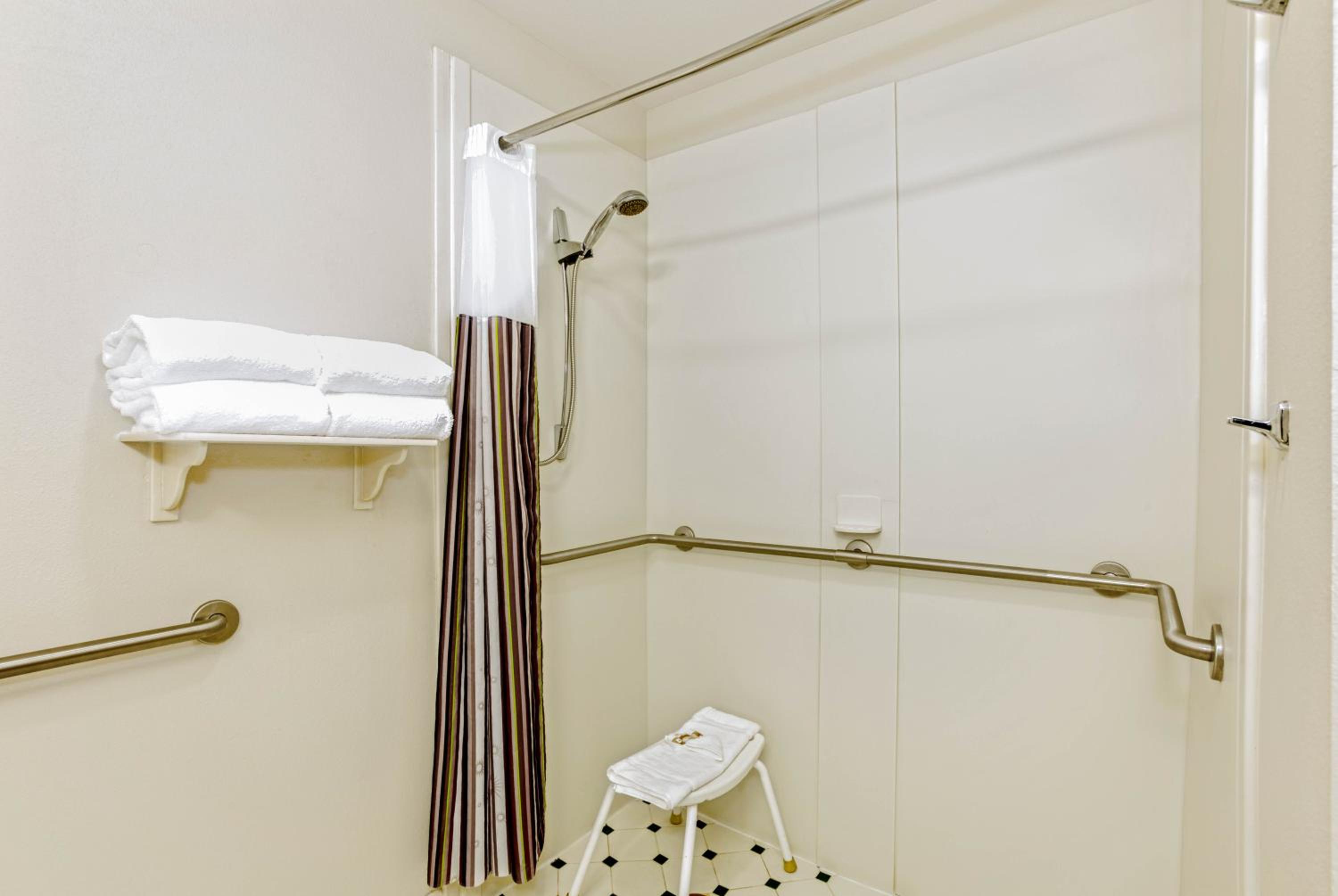 Deluxe Room with Two Double Beds and Mobility/Hearing Access, Bathtub with Grab Bars