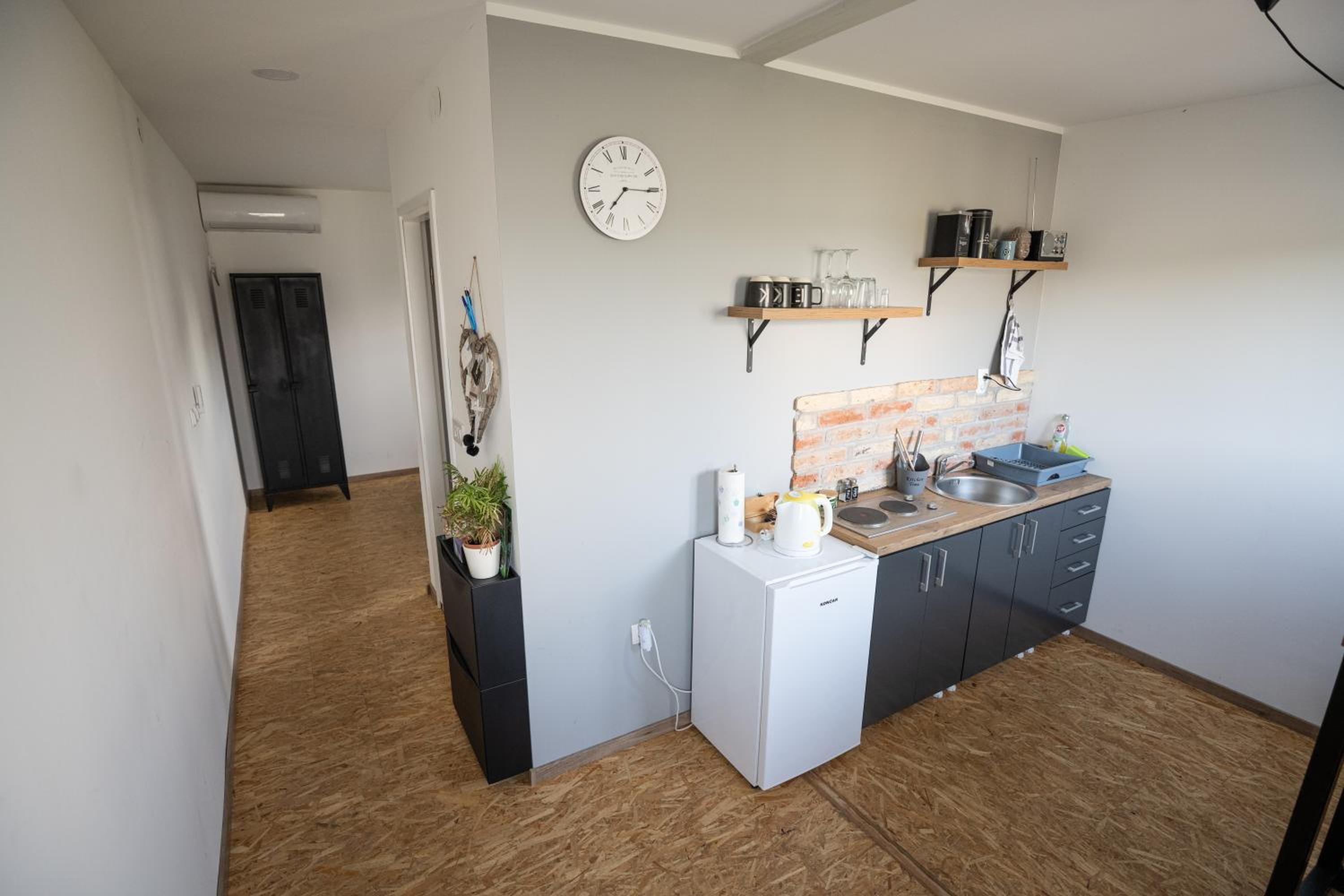 One-Bedroom House - Photo 18
