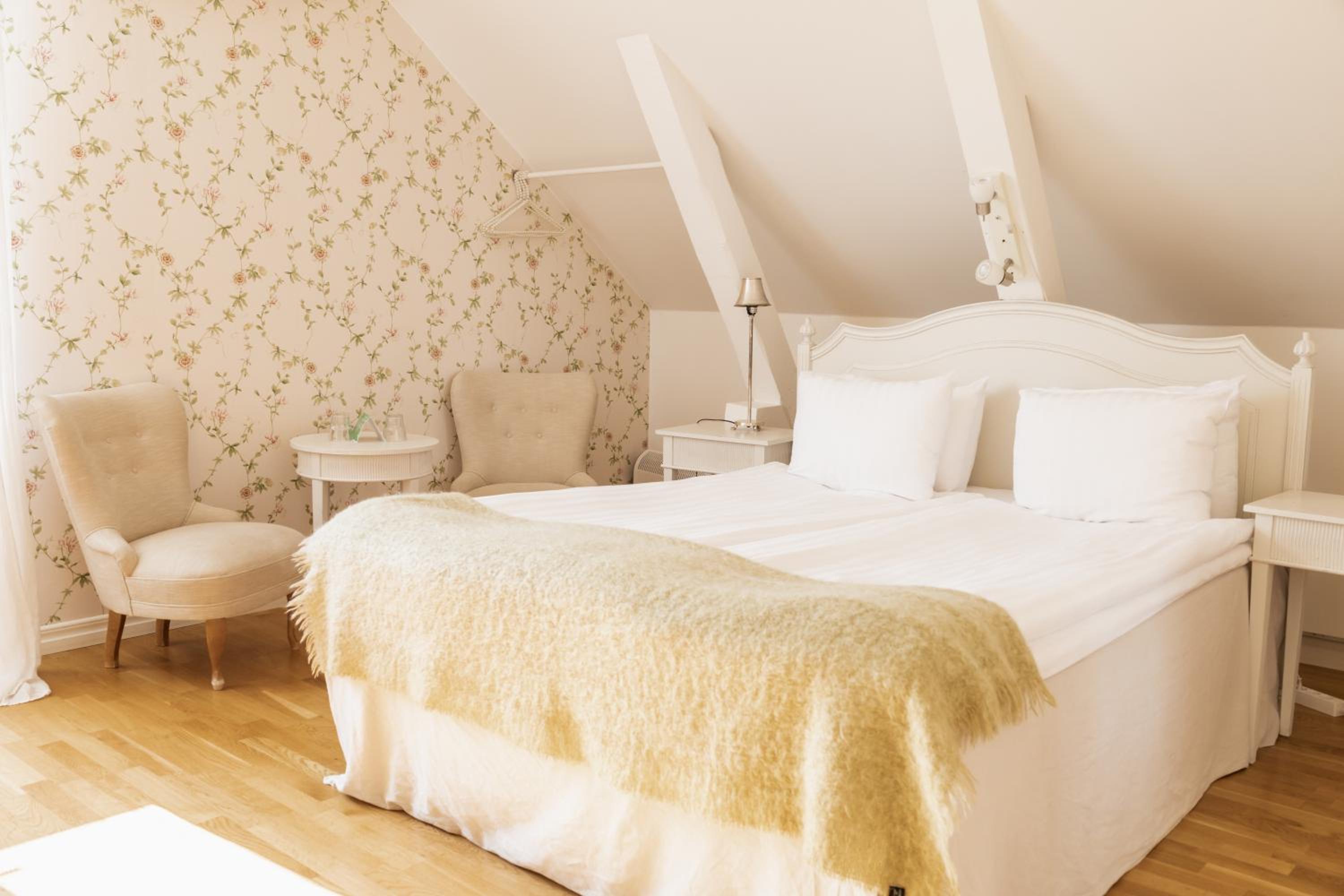 Double Room with Bath - Photo 3