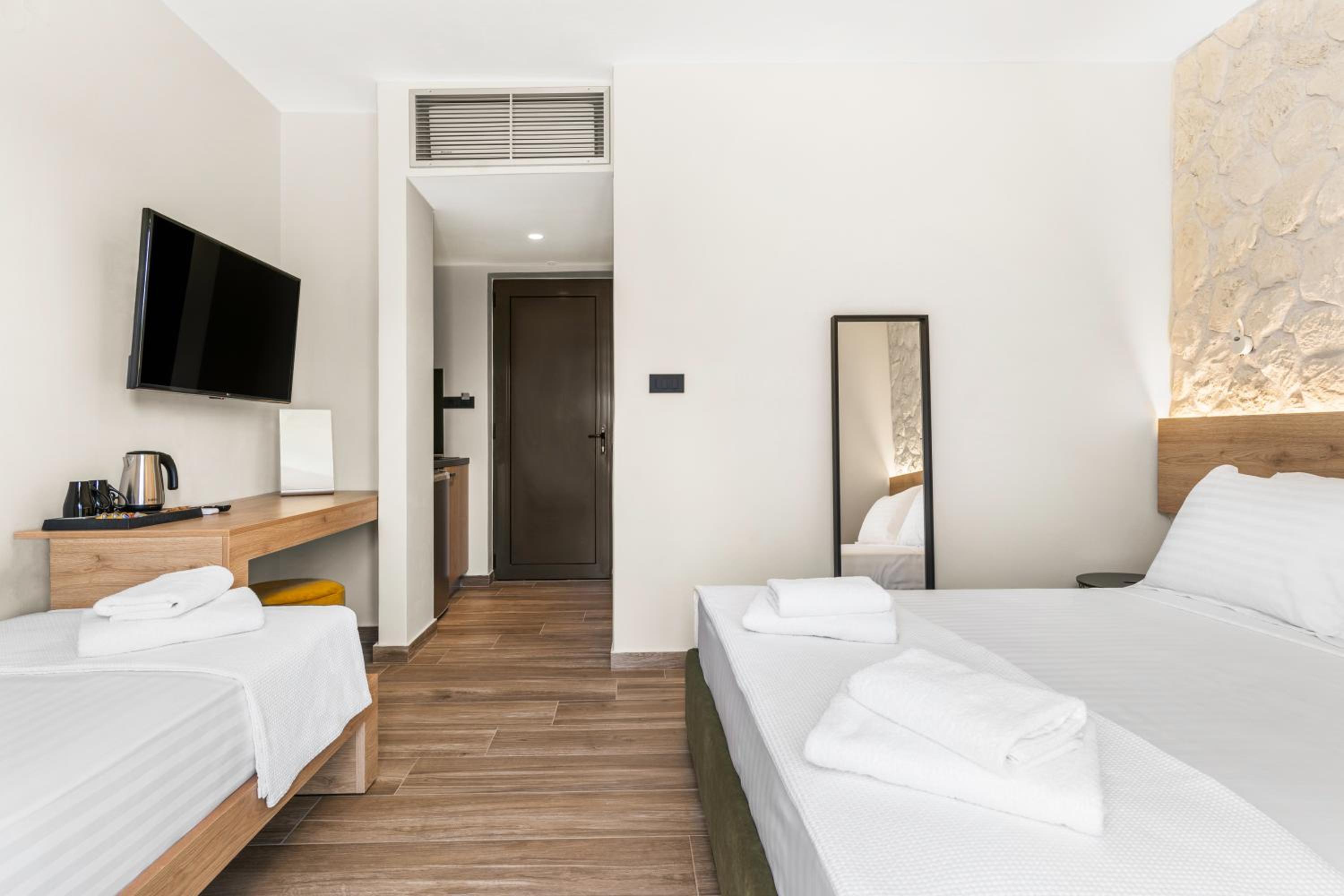 Deluxe Triple Room photo 3