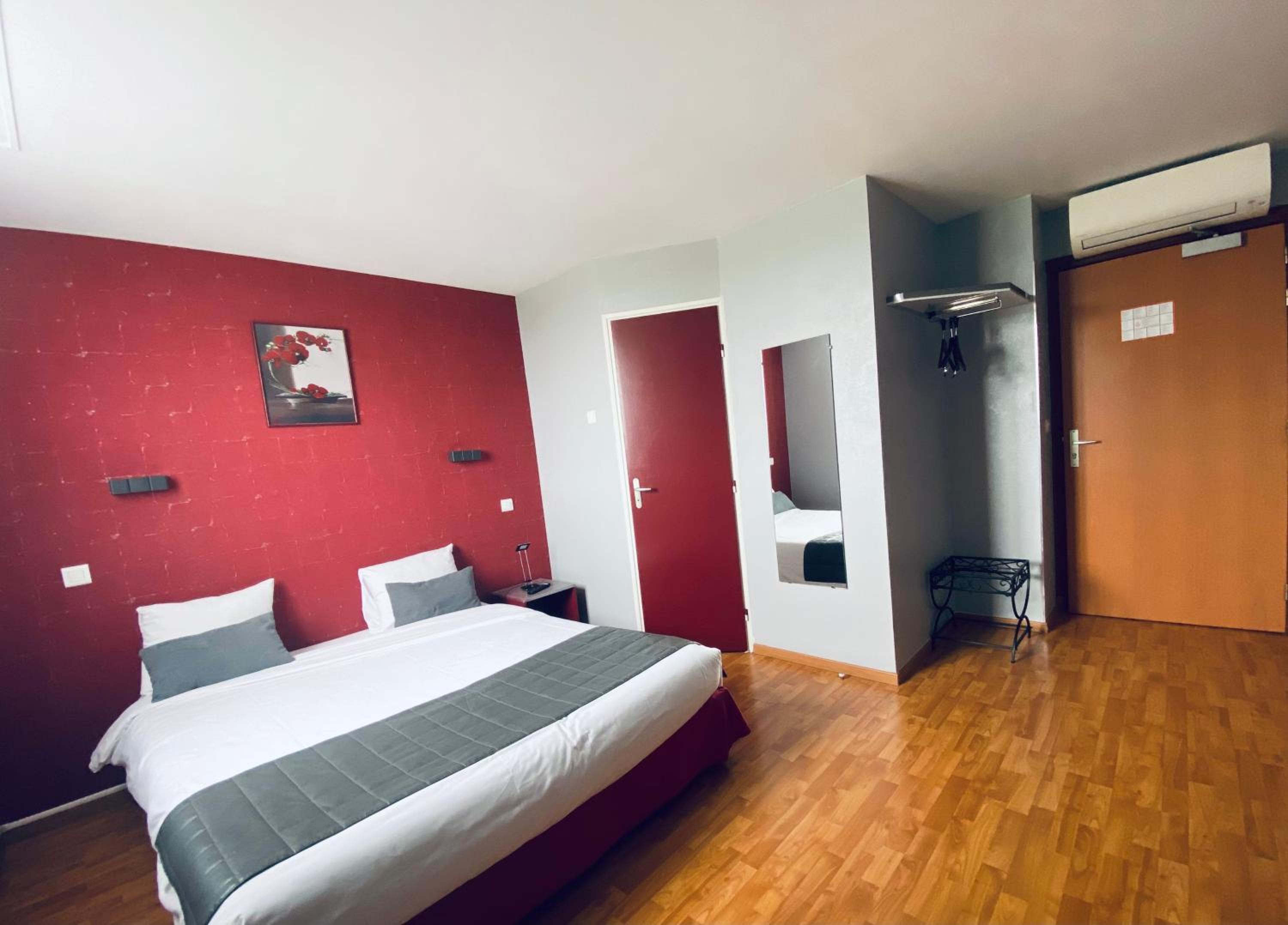 Double Room - Photo 18