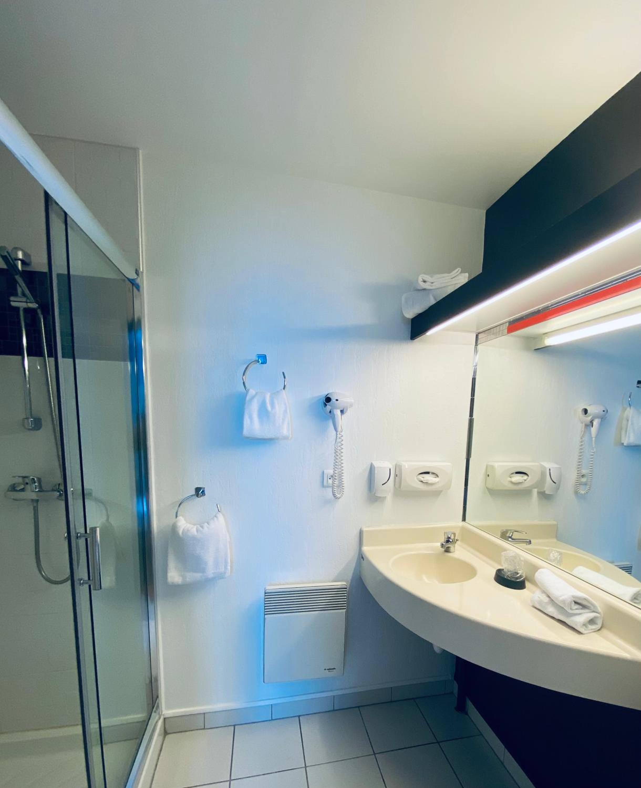 Double Room - Photo 16