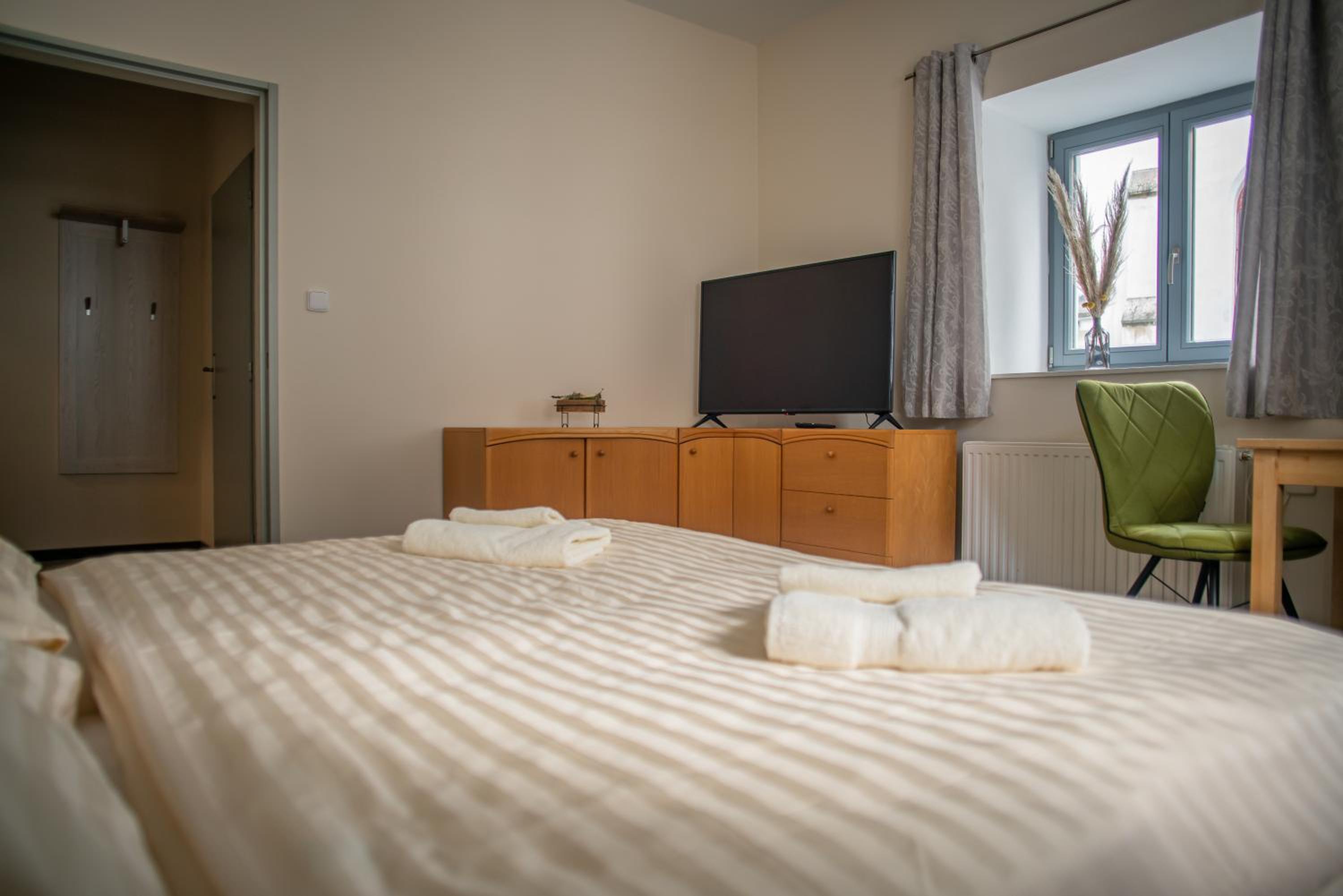 Queen Room - Disability Access photo 2