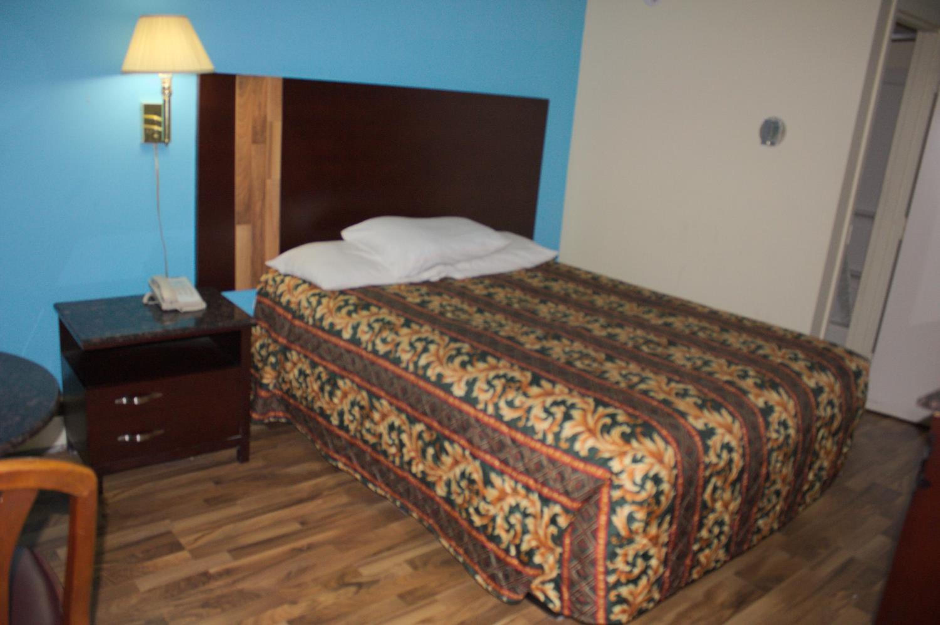 Queen Room photo 2