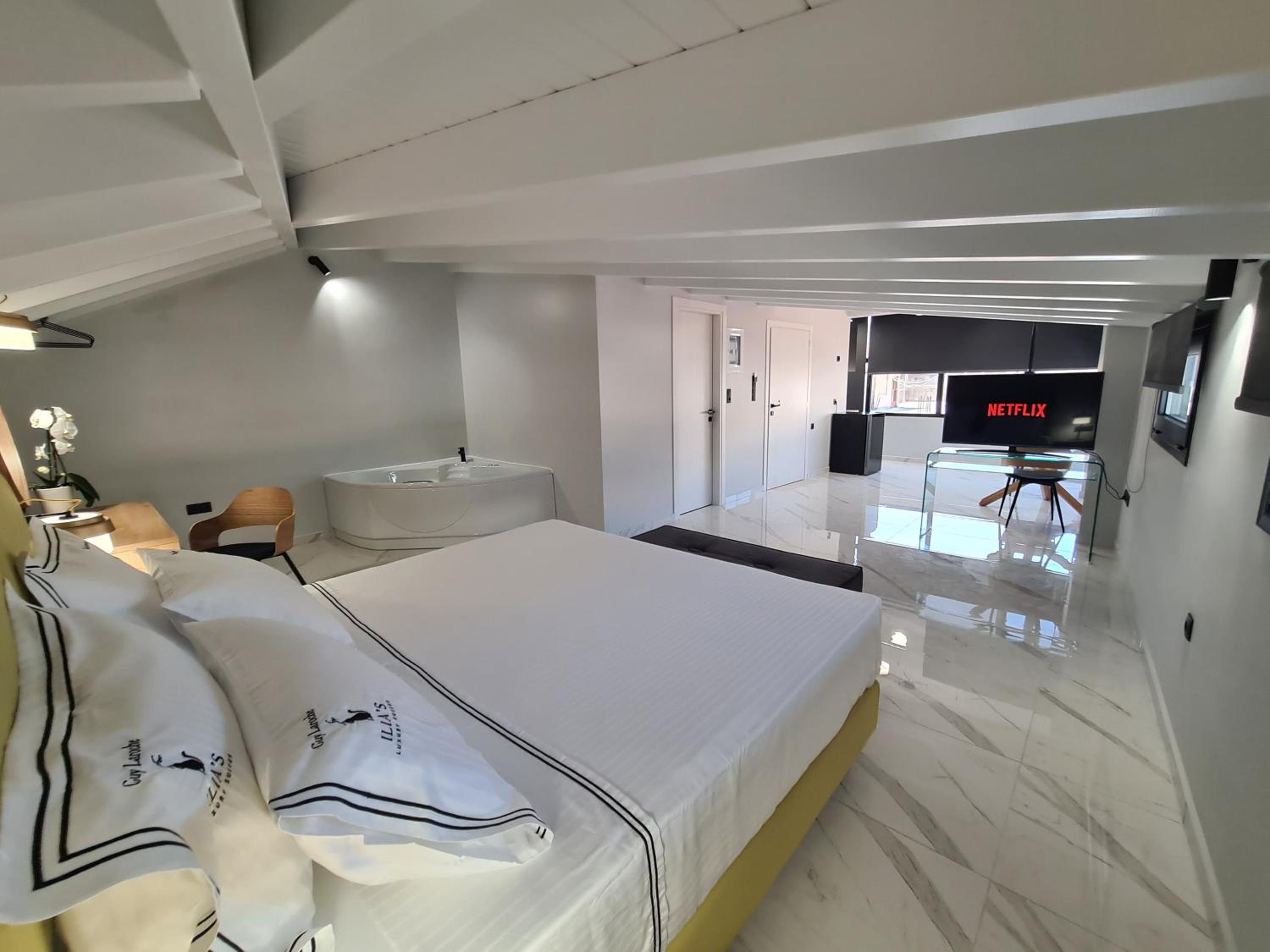Deluxe Suite with Spa Bath photo 1