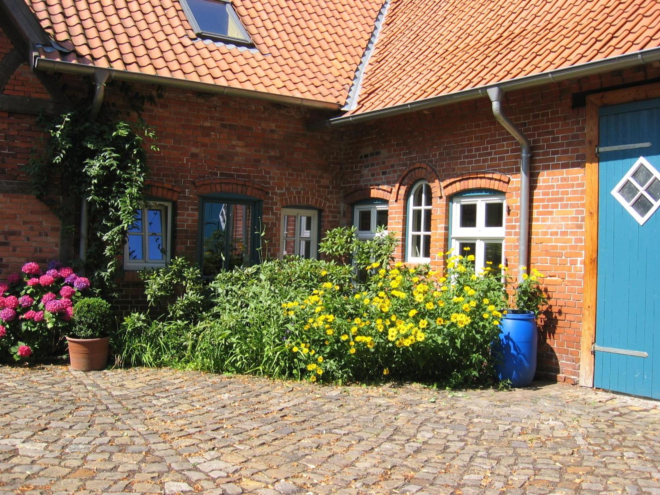 Deluxe Three-Bedroom Apartment With Garden View And Balcony photo 2