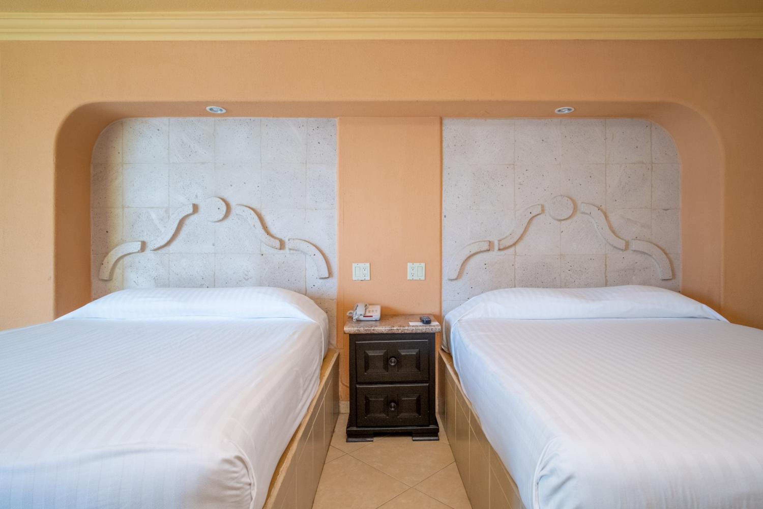 Double Room with Balcony - Photo 8