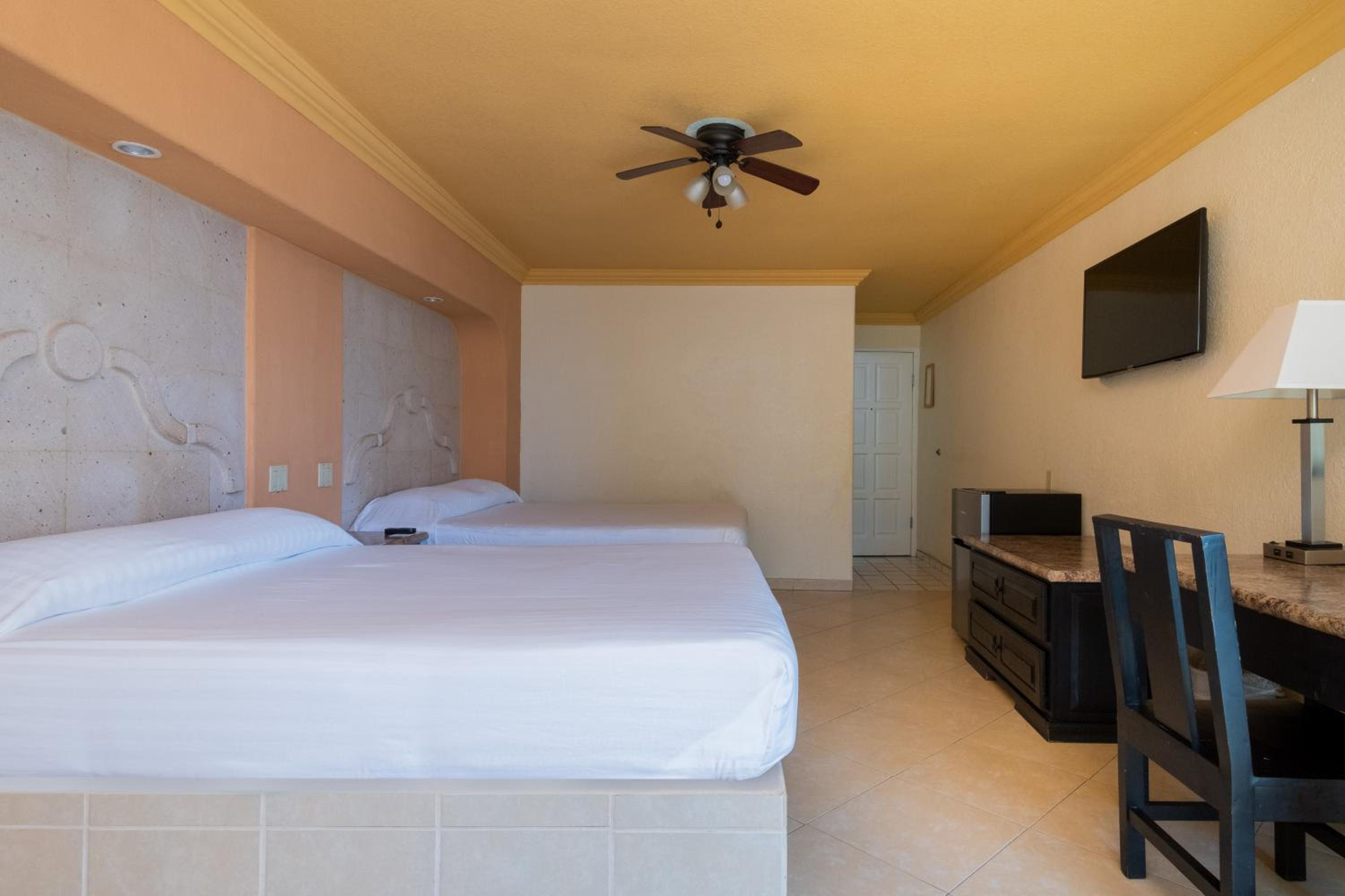 Double Room with Balcony - Photo 3