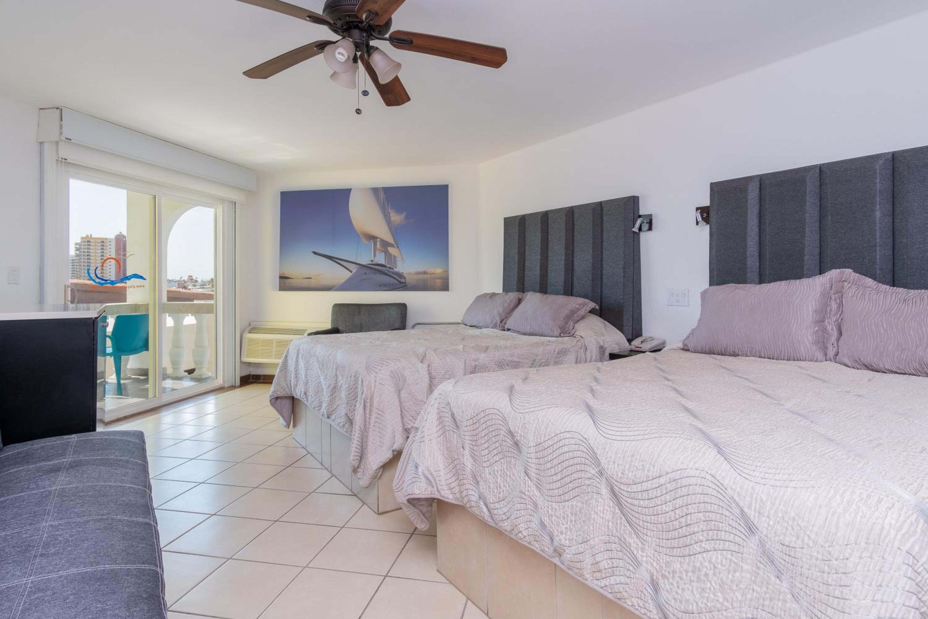 Deluxe Double Room with Two Double Beds - Photo 10