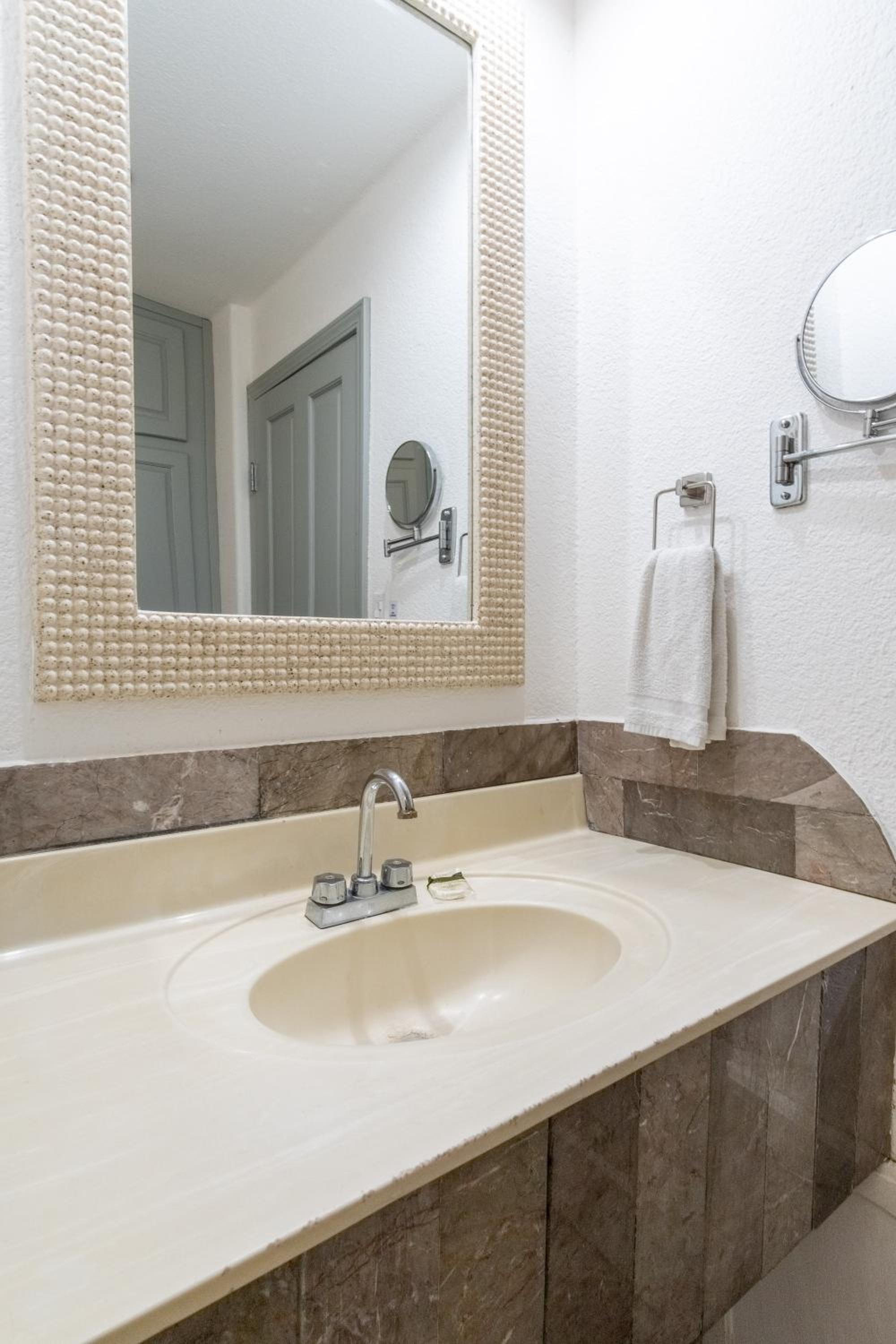 Deluxe Double Room with Two Double Beds - Photo 4